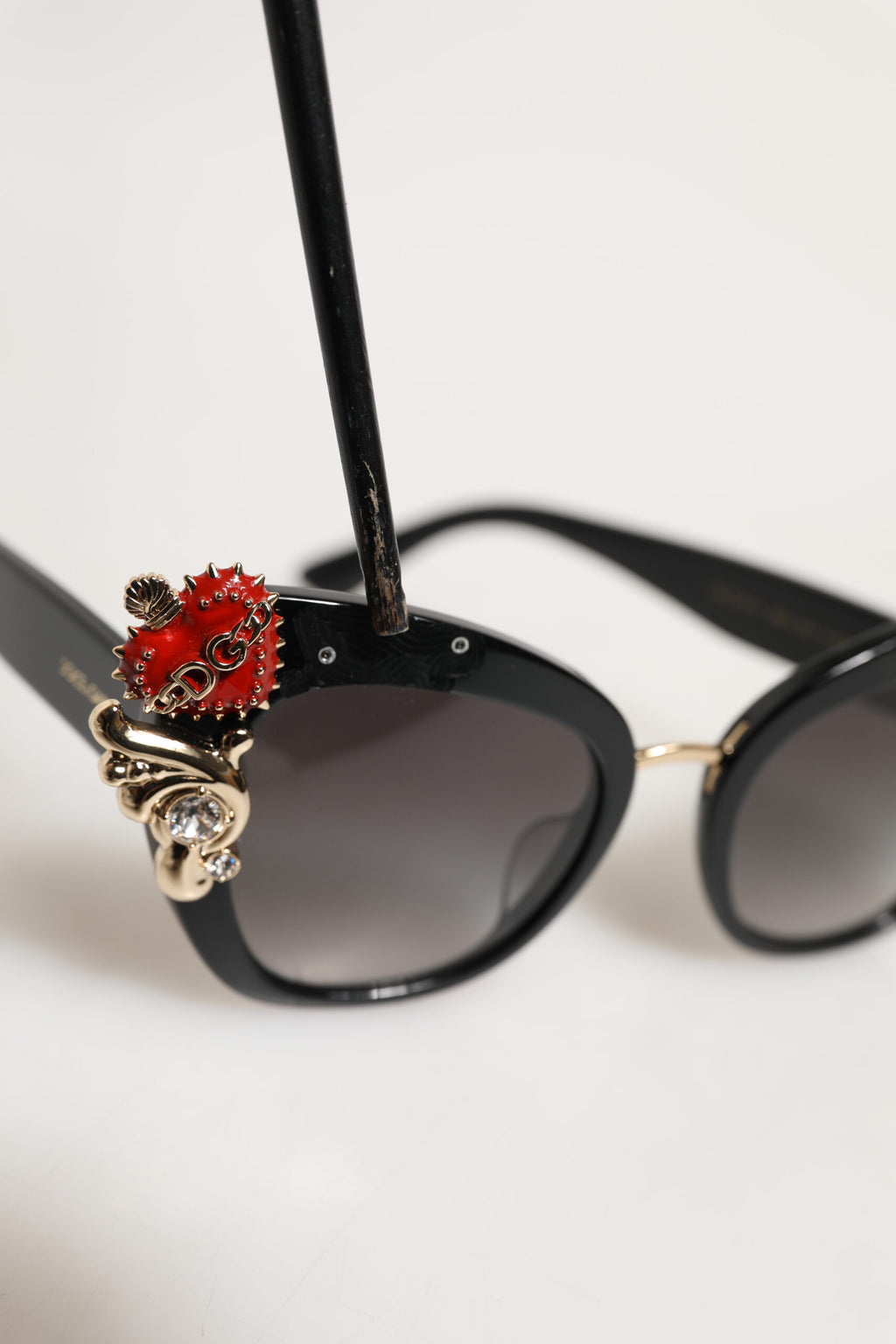 Dolce & Gabbana DG4319F Rote Schmetterlings-Sonnenbrille mit Kristall und heiligem Herzen