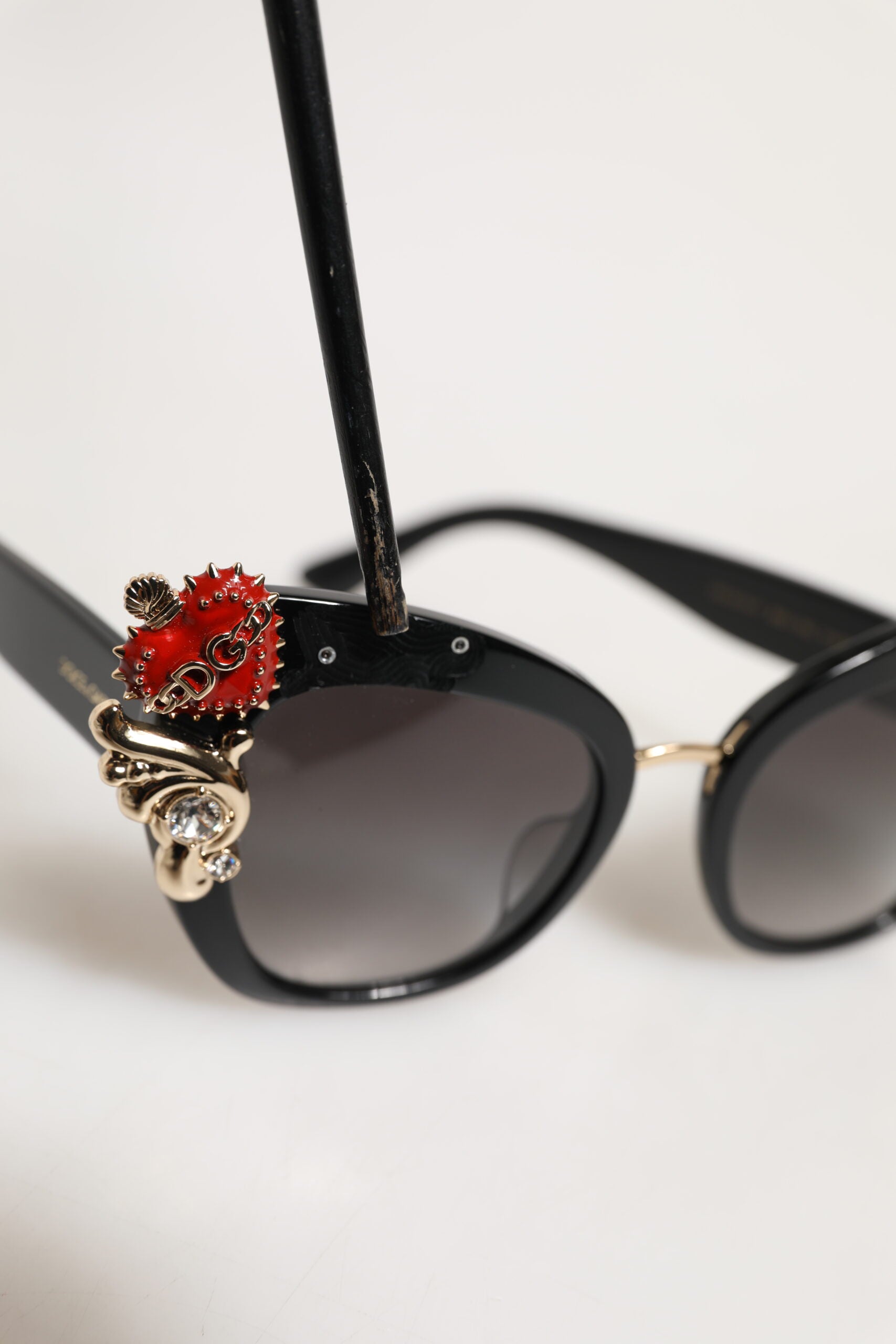 Dolce & Gabbana DG4319F Rote Schmetterlings-Sonnenbrille mit Kristall und heiligem Herzen