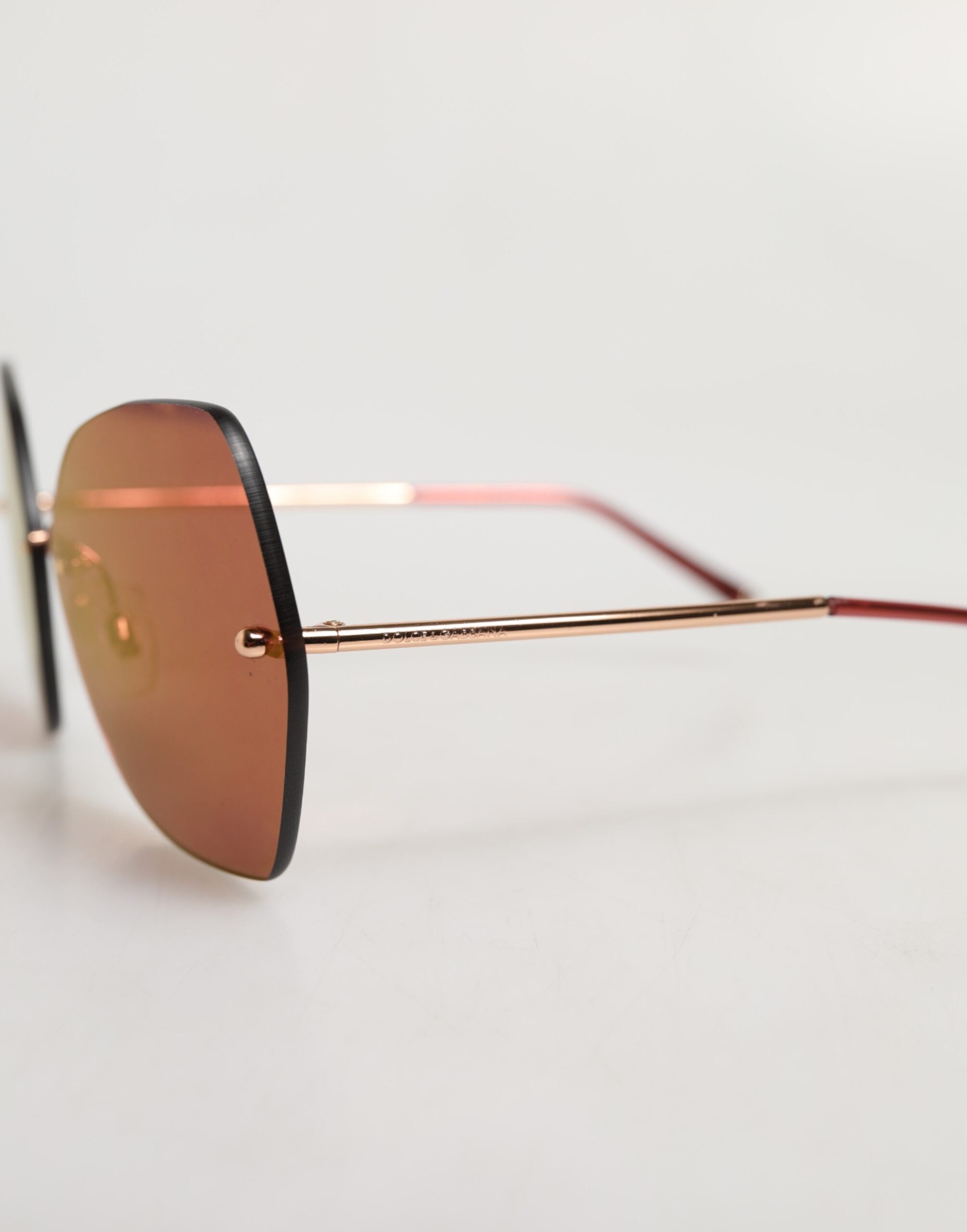 Dolce & Gabbana Lucia Goldene Cat-Eye-Sonnenbrille mit roten Gläsern