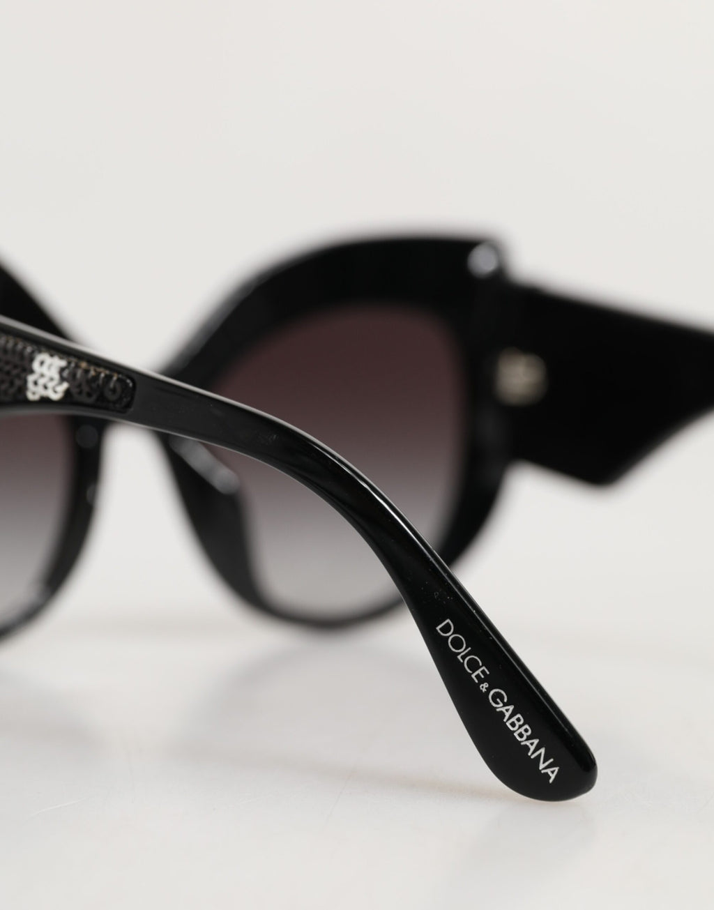 Dolce & Gabbana Sonnenbrille mit Schmetterlingsrahmen, Schwarz und Silber mit Pailletten