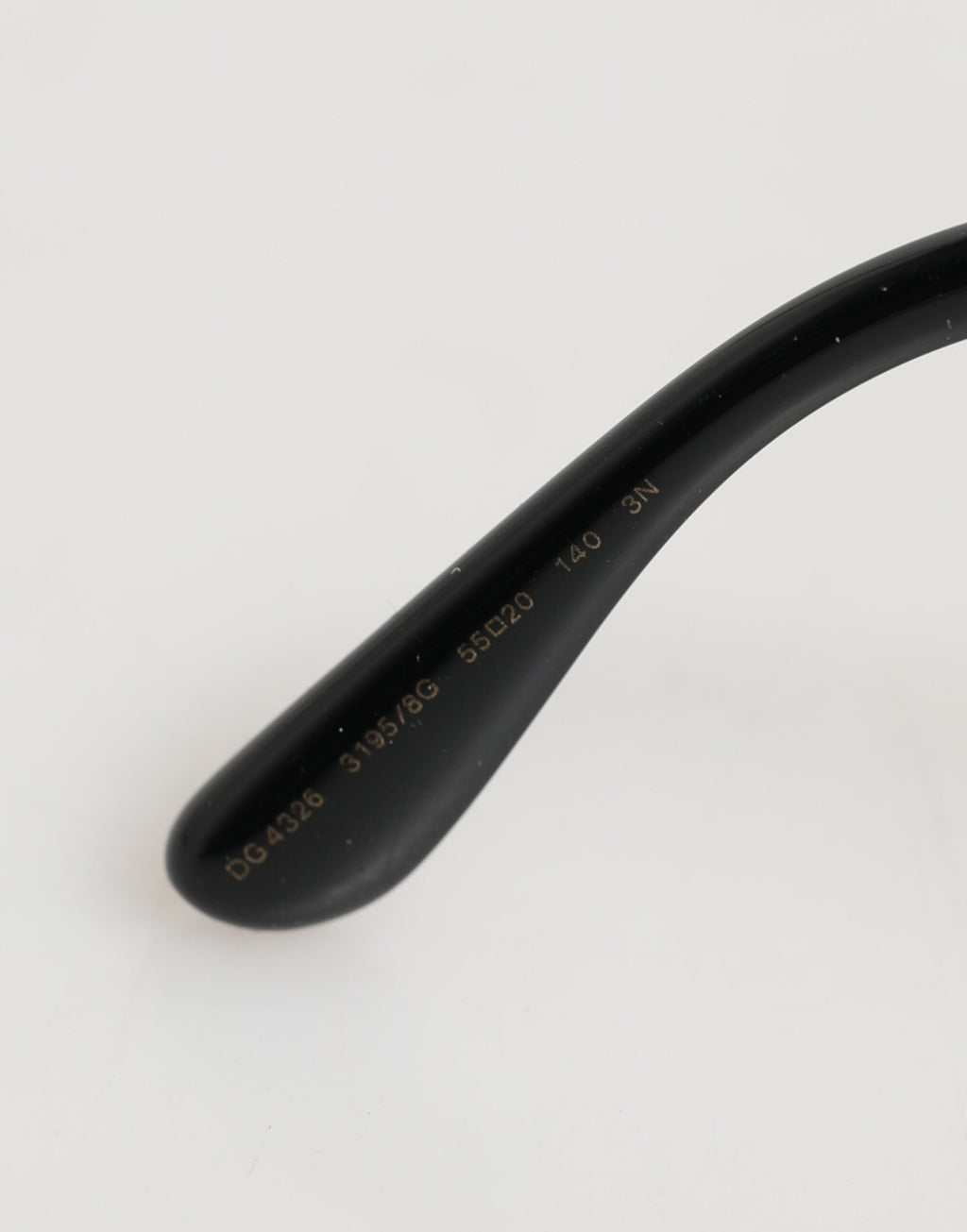 Dolce & Gabbana Sonnenbrille mit Schmetterlingsrahmen, Schwarz und Silber mit Pailletten