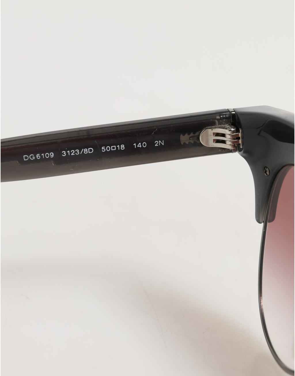 Dolce & Gabbana Schwarze Sonnenbrille mit Katzenaugenform und pinken Spiegeleffekten