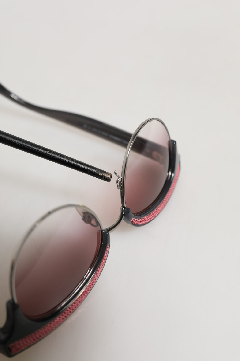 Dolce & Gabbana Schwarze Sonnenbrille mit Katzenaugenform und pinken Spiegeleffekten