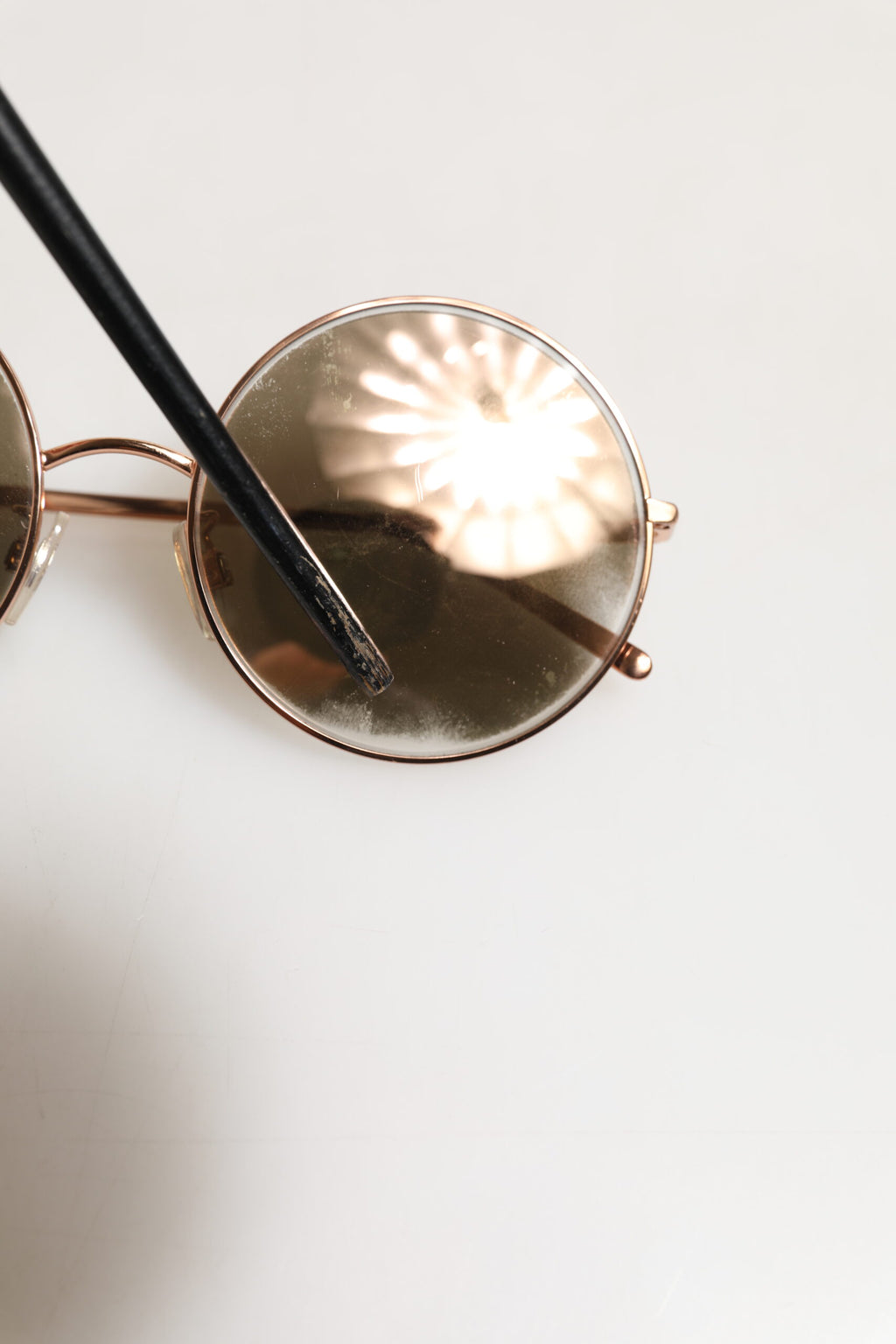 Dolce & Gabbana DG2215K Goldene Metall-Sonnenbrille mit runden Gläsern