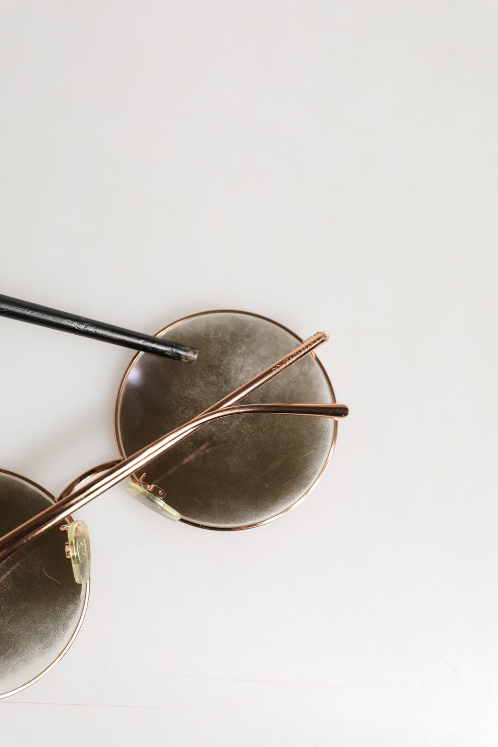 Dolce & Gabbana DG2215K Goldene Metall-Sonnenbrille mit runden Gläsern