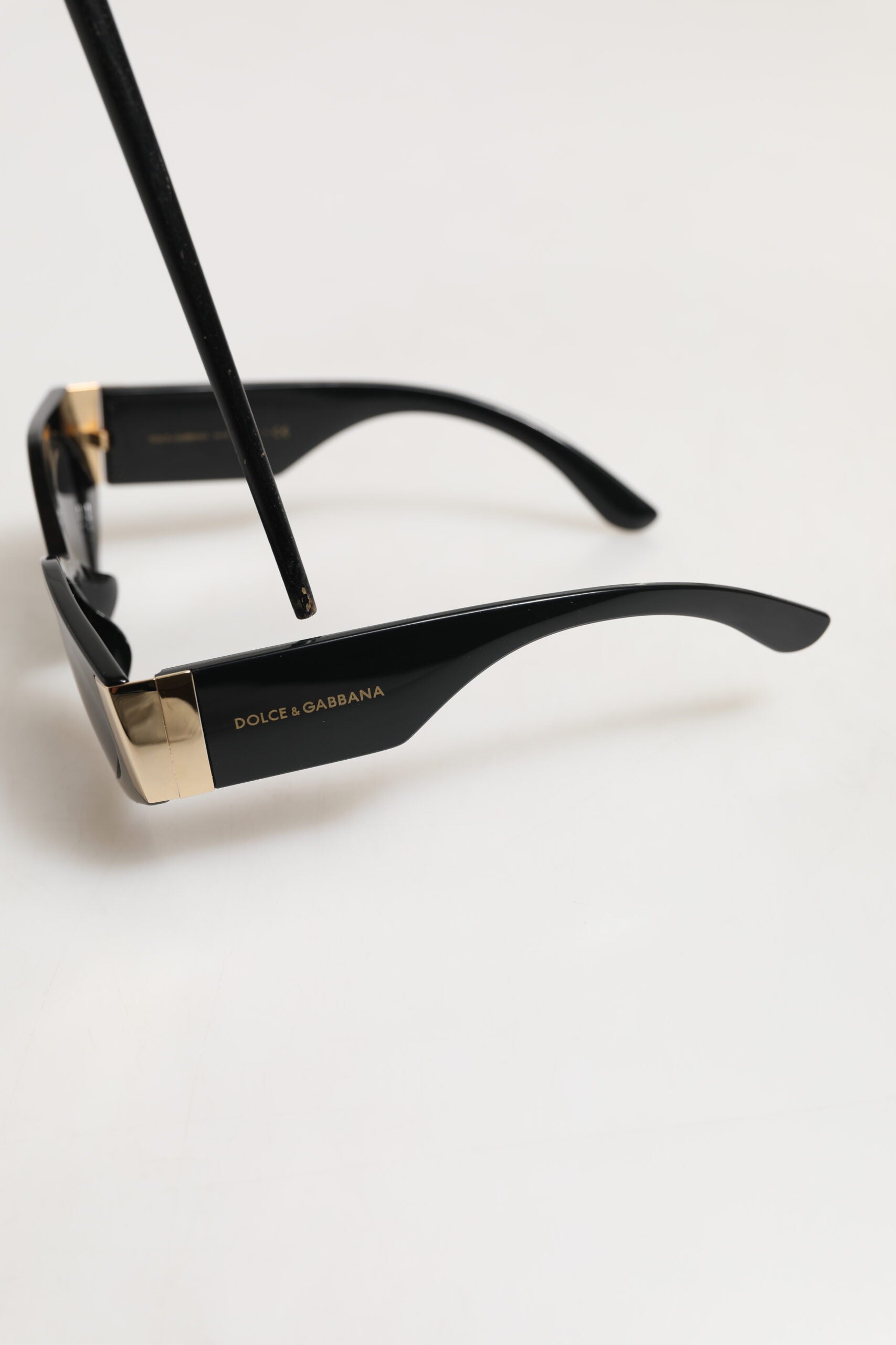 Dolce & Gabbana DG4396 Sonnenbrille mit grauem Farbverlauf und schwarzem, unregelmäßigem Gestell