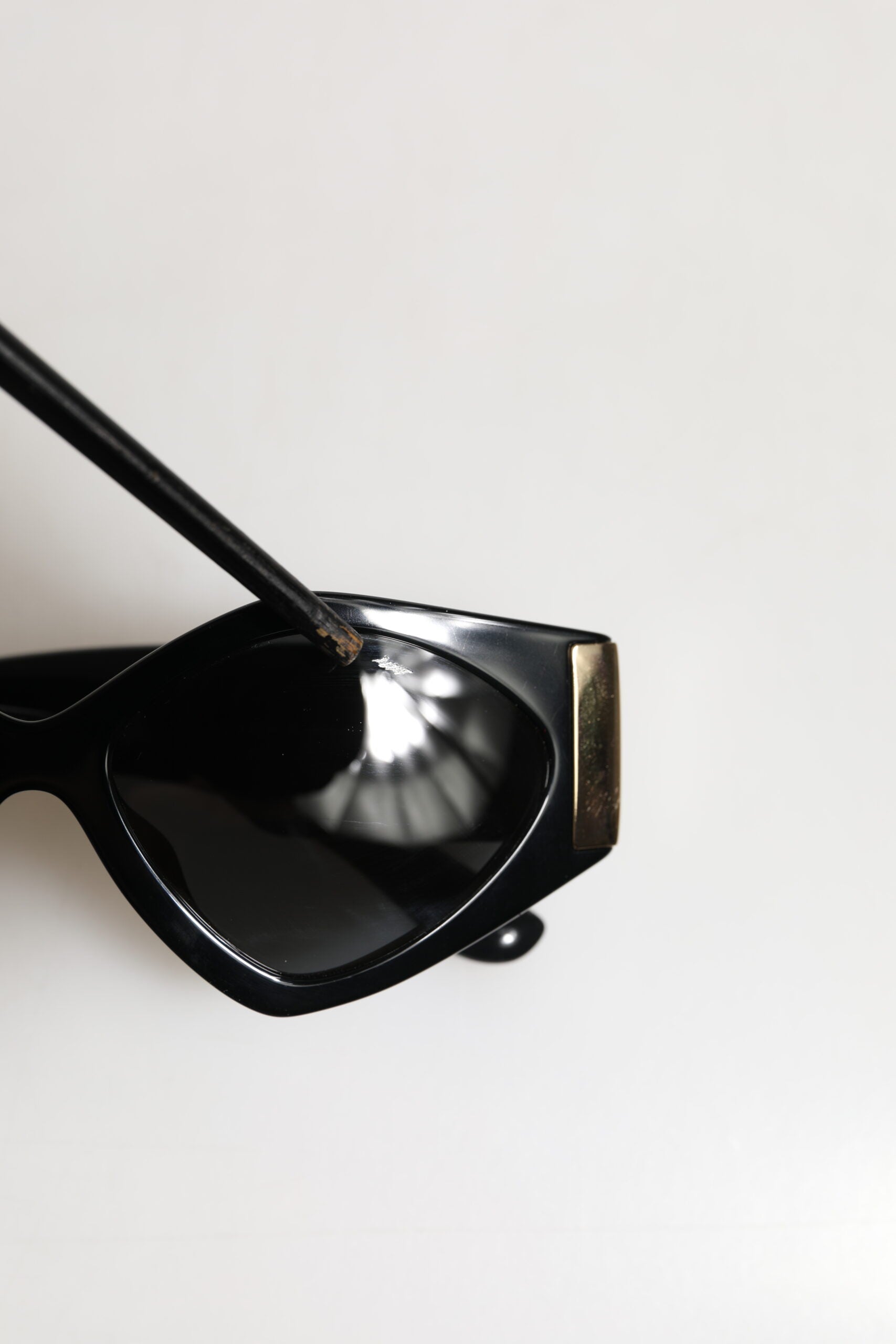 Dolce & Gabbana DG4396 Sonnenbrille mit grauem Farbverlauf und schwarzem, unregelmäßigem Gestell