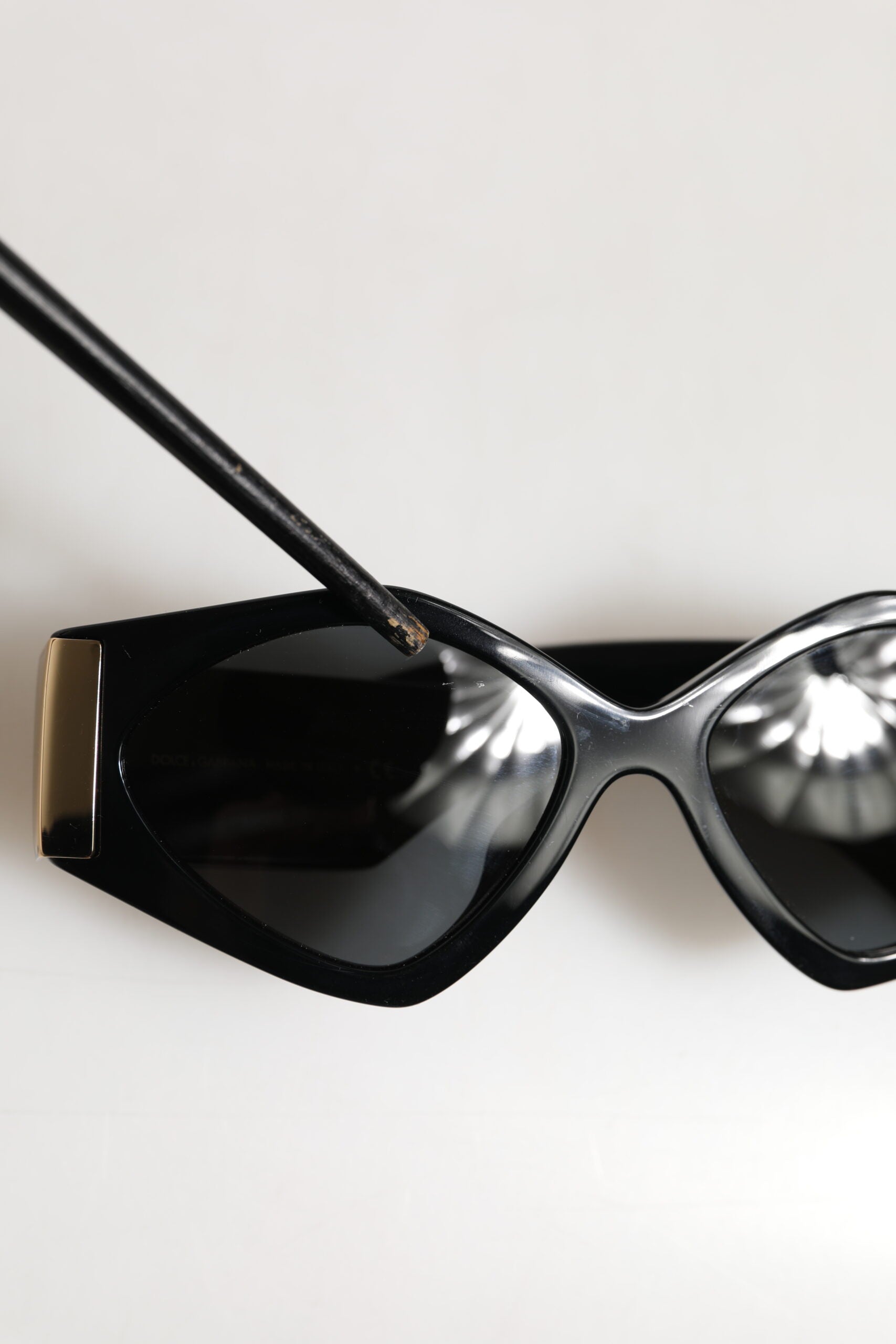 Dolce & Gabbana DG4396 Sonnenbrille mit grauem Farbverlauf und schwarzem, unregelmäßigem Gestell