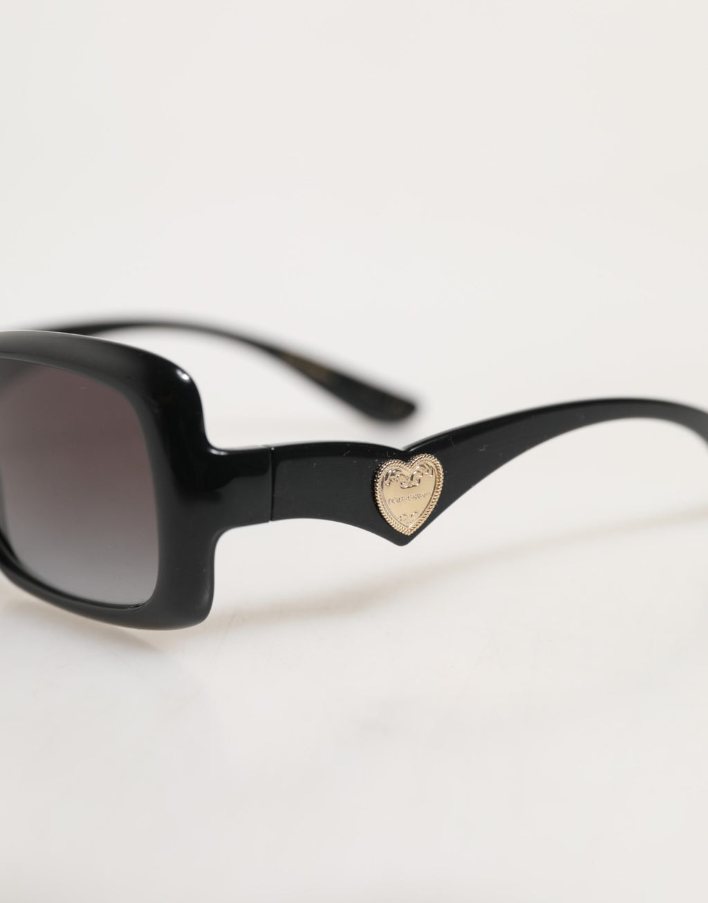 Dolce & Gabbana DG6152 Schwarze Sonnenbrille mit Sacred Heart Devotion-Detail