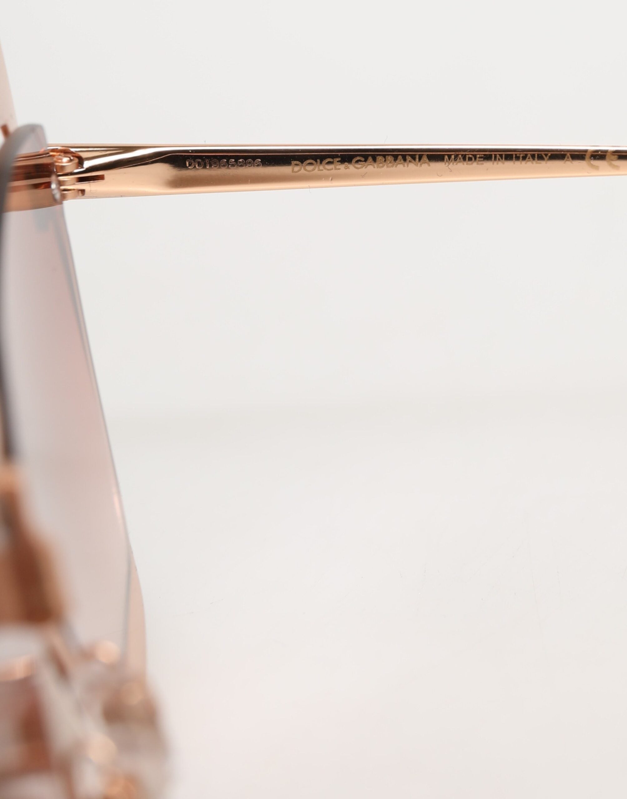 Dolce & Gabbana DG2224 Sandroségold Cat-Eye-Sonnenbrille mit unregelmäßiger Form