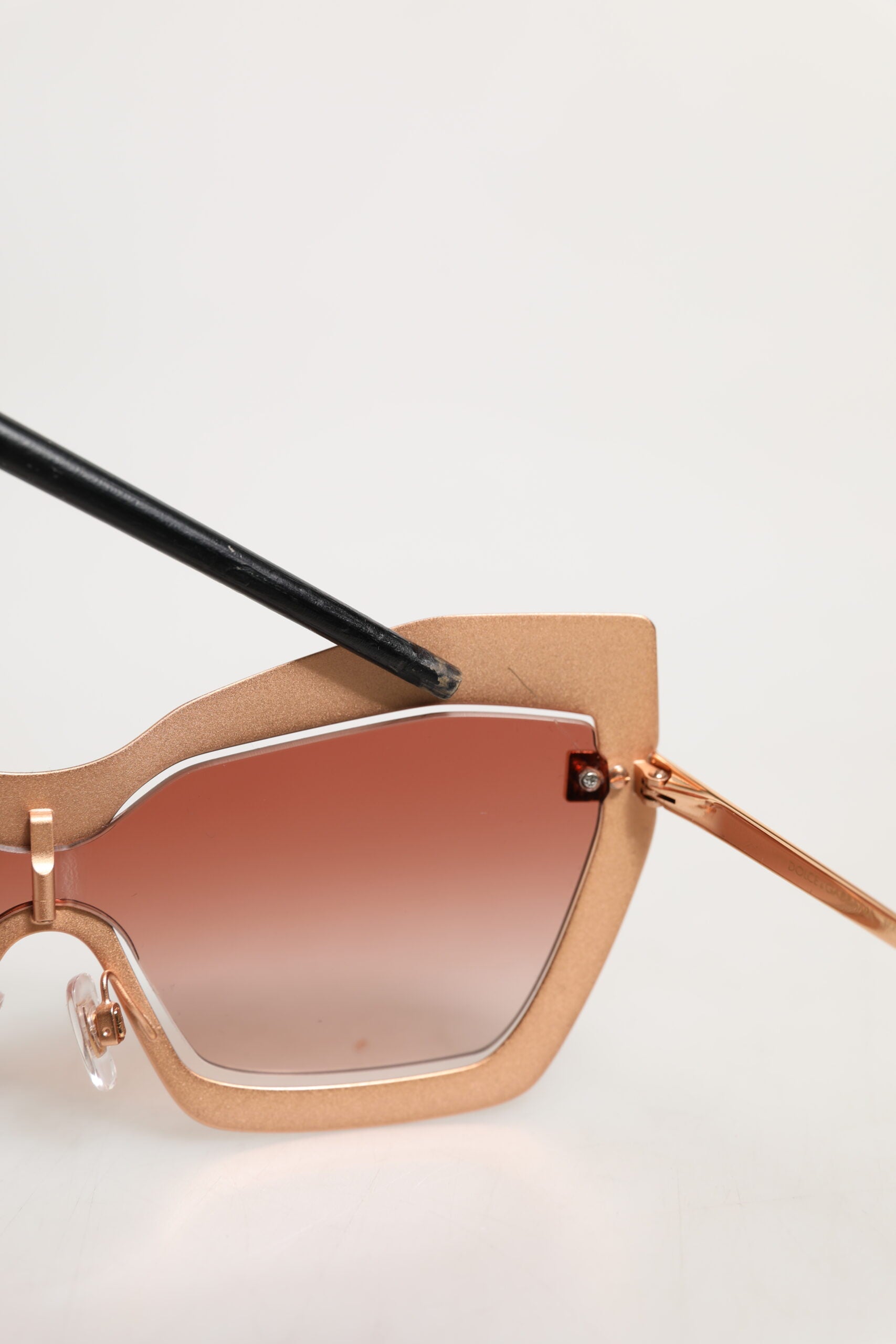 Dolce & Gabbana DG2224 Sandroségold Cat-Eye-Sonnenbrille mit unregelmäßiger Form