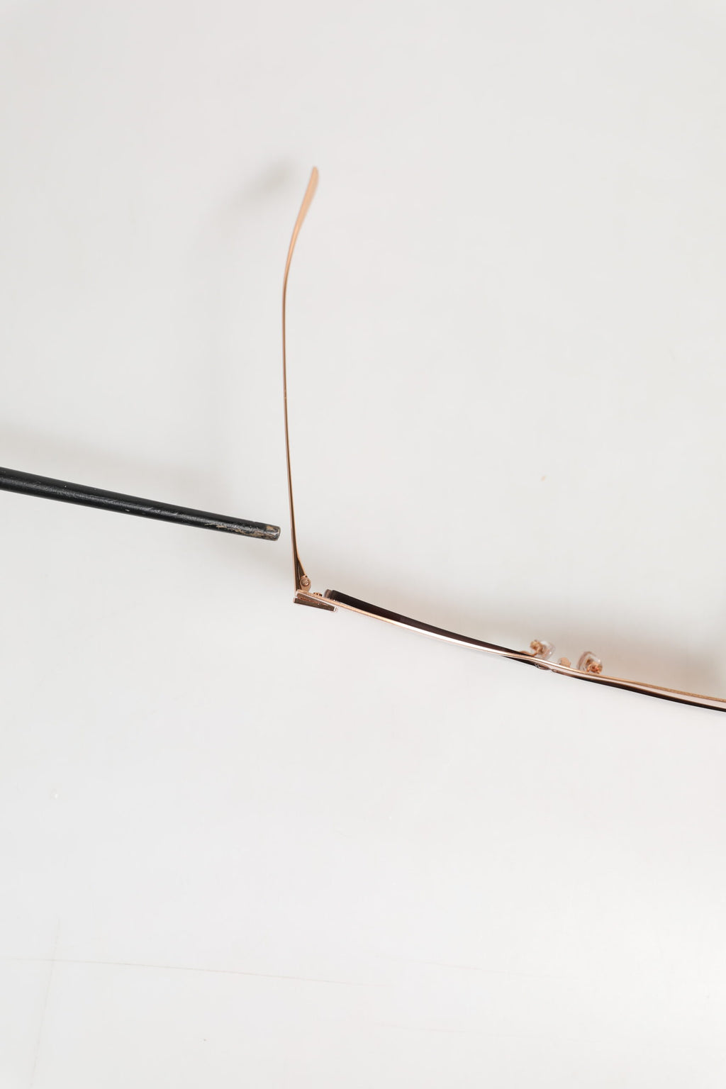 Dolce & Gabbana DG2224 Sandroségold Cat-Eye-Sonnenbrille mit unregelmäßiger Form