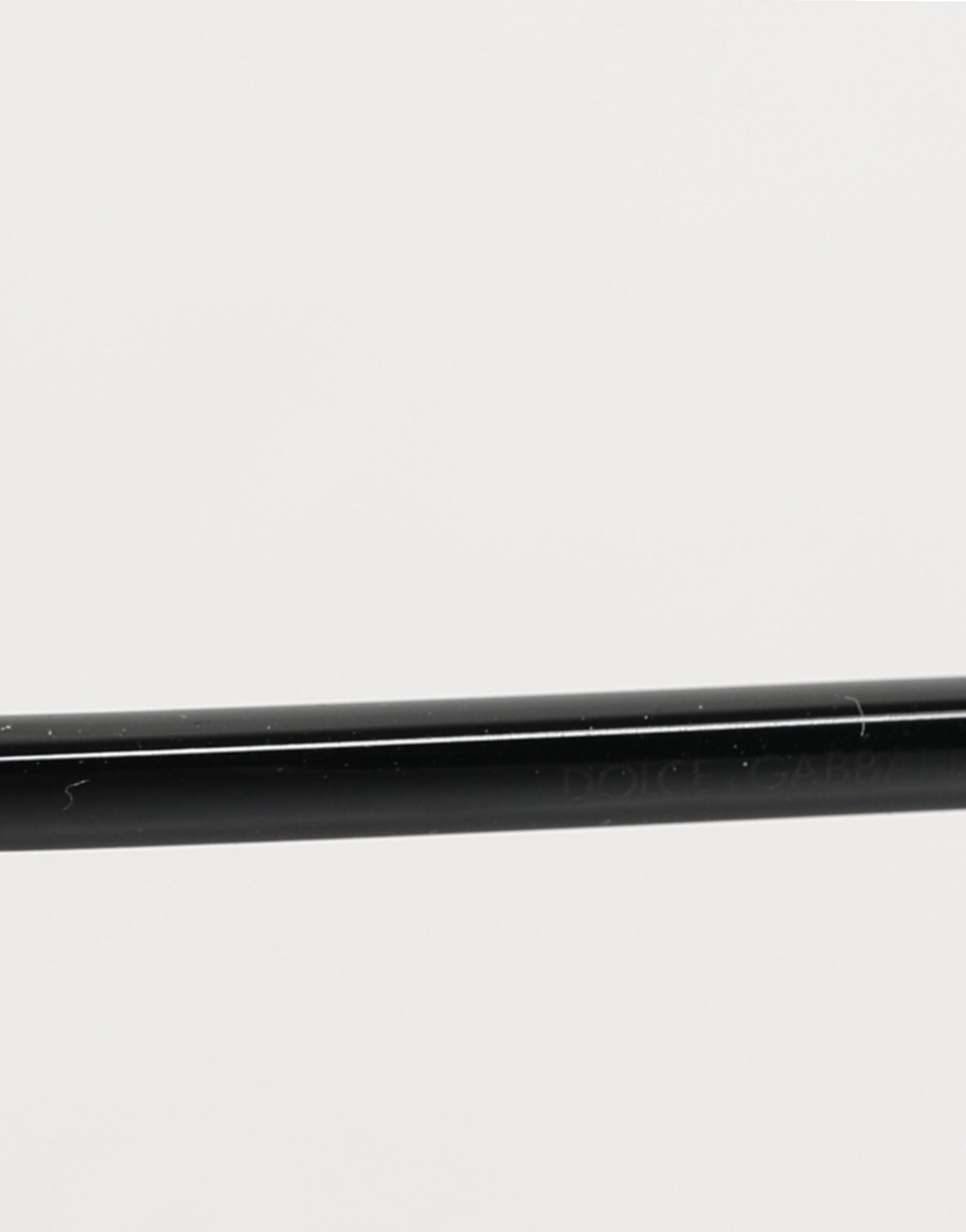 Dolce & Gabbana Sonnenbrille mit eckigen Gläsern und schwarzem Metallrahmen