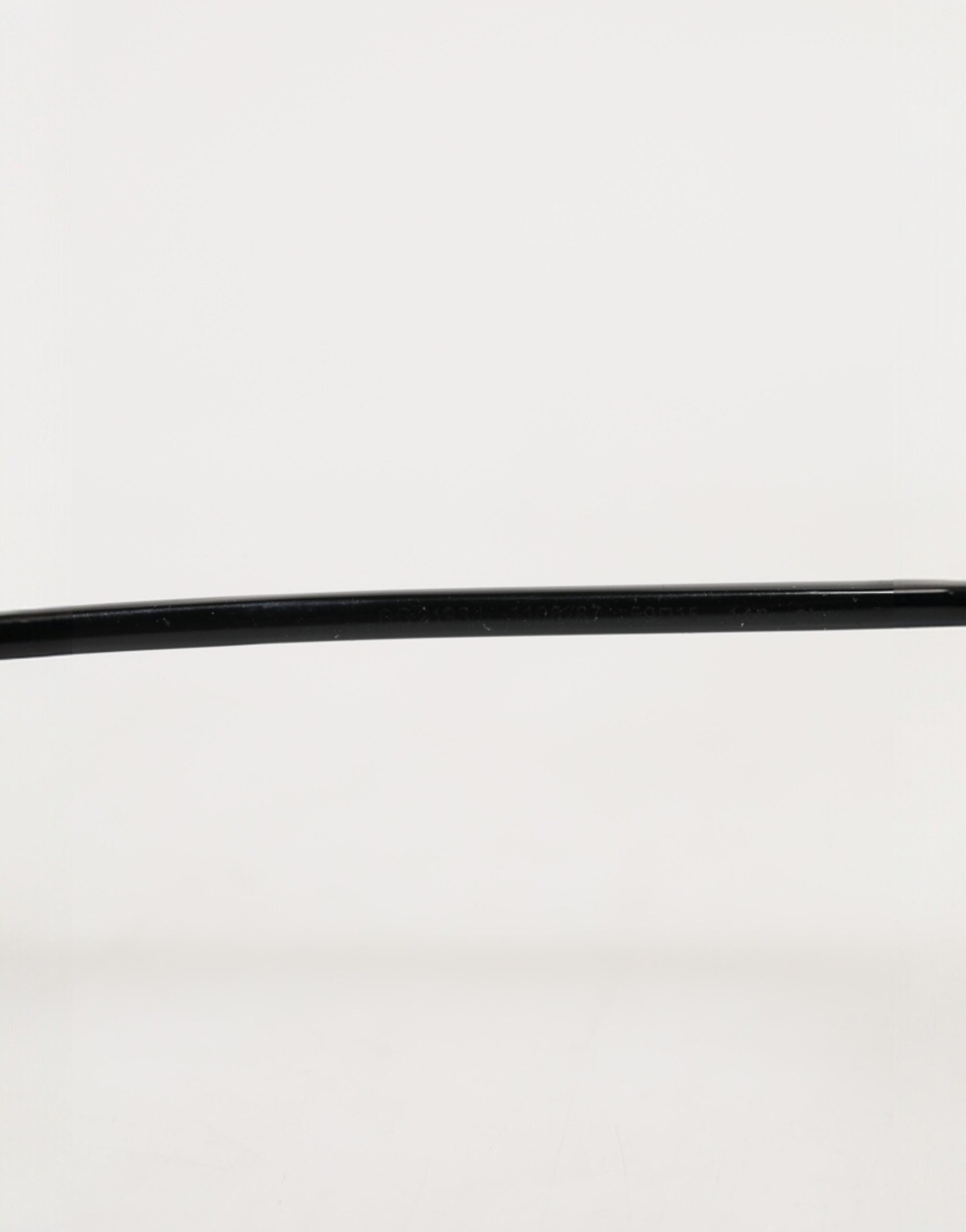 Dolce & Gabbana Sonnenbrille mit eckigen Gläsern und schwarzem Metallrahmen