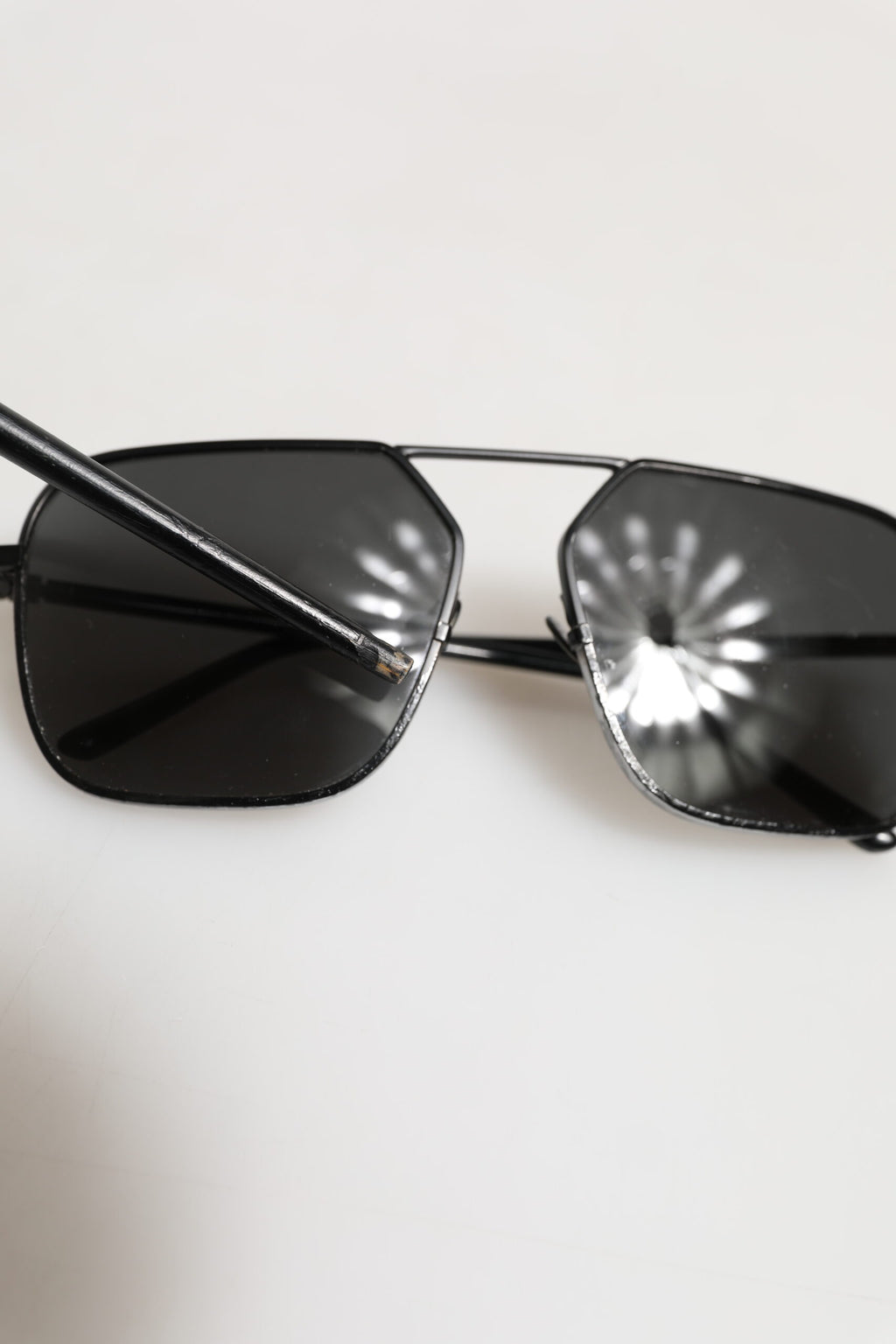 Dolce & Gabbana Sonnenbrille mit eckigen Gläsern und schwarzem Metallrahmen