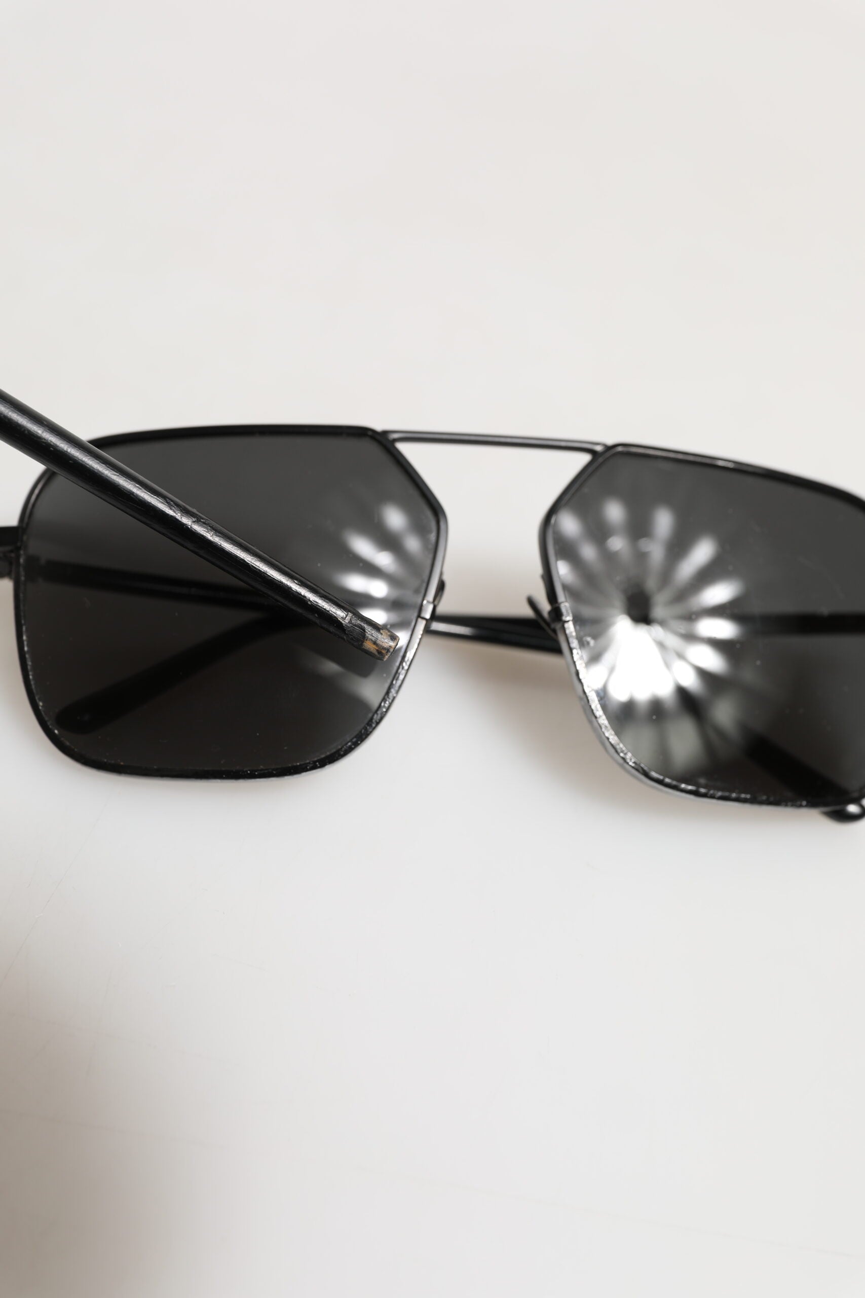 Dolce & Gabbana Sonnenbrille mit eckigen Gläsern und schwarzem Metallrahmen