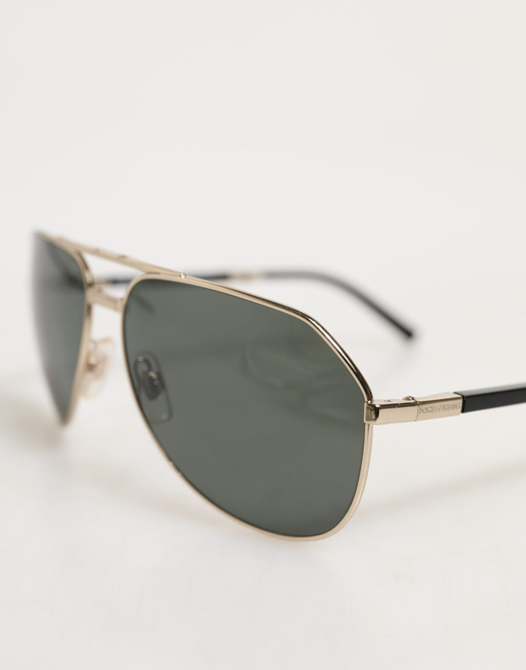 Dolce & Gabbana DG2106K Schwarze Sonnenbrille mit vergoldetem Metallrahmen und polarisierten Gläsern