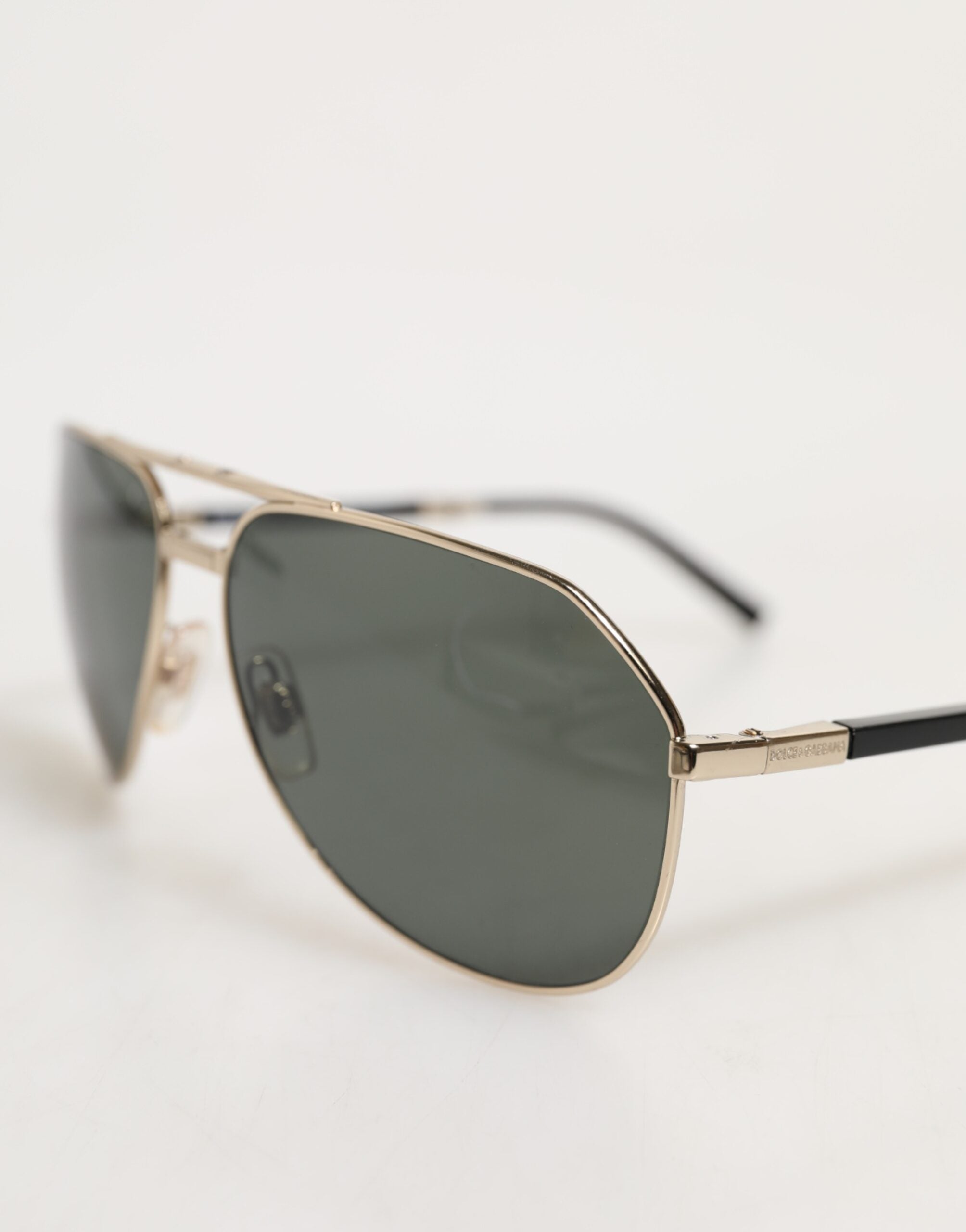 Dolce & Gabbana DG2106K Schwarze Sonnenbrille mit vergoldetem Metallrahmen und polarisierten Gläsern