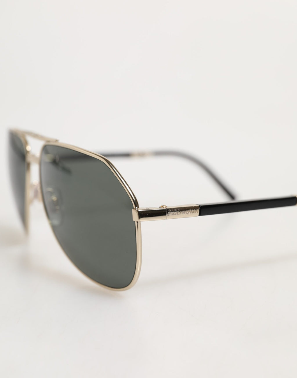 Dolce & Gabbana DG2106K Schwarze Sonnenbrille mit vergoldetem Metallrahmen und polarisierten Gläsern