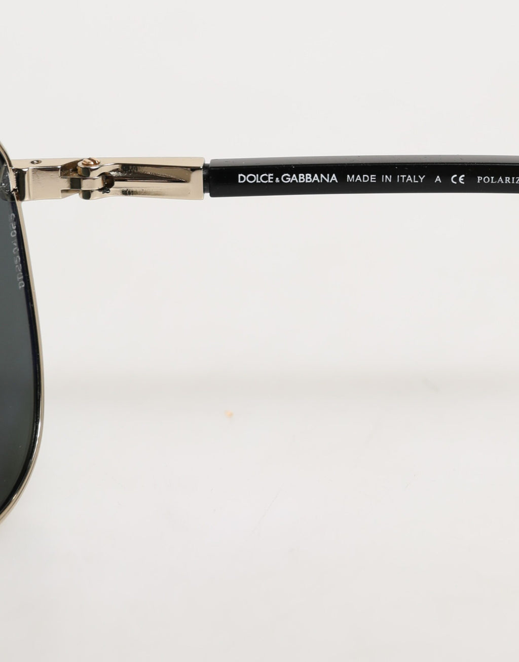 Dolce & Gabbana DG2106K Schwarze Sonnenbrille mit vergoldetem Metallrahmen und polarisierten Gläsern