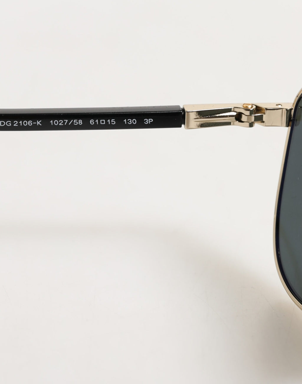 Dolce & Gabbana DG2106K Schwarze Sonnenbrille mit vergoldetem Metallrahmen und polarisierten Gläsern