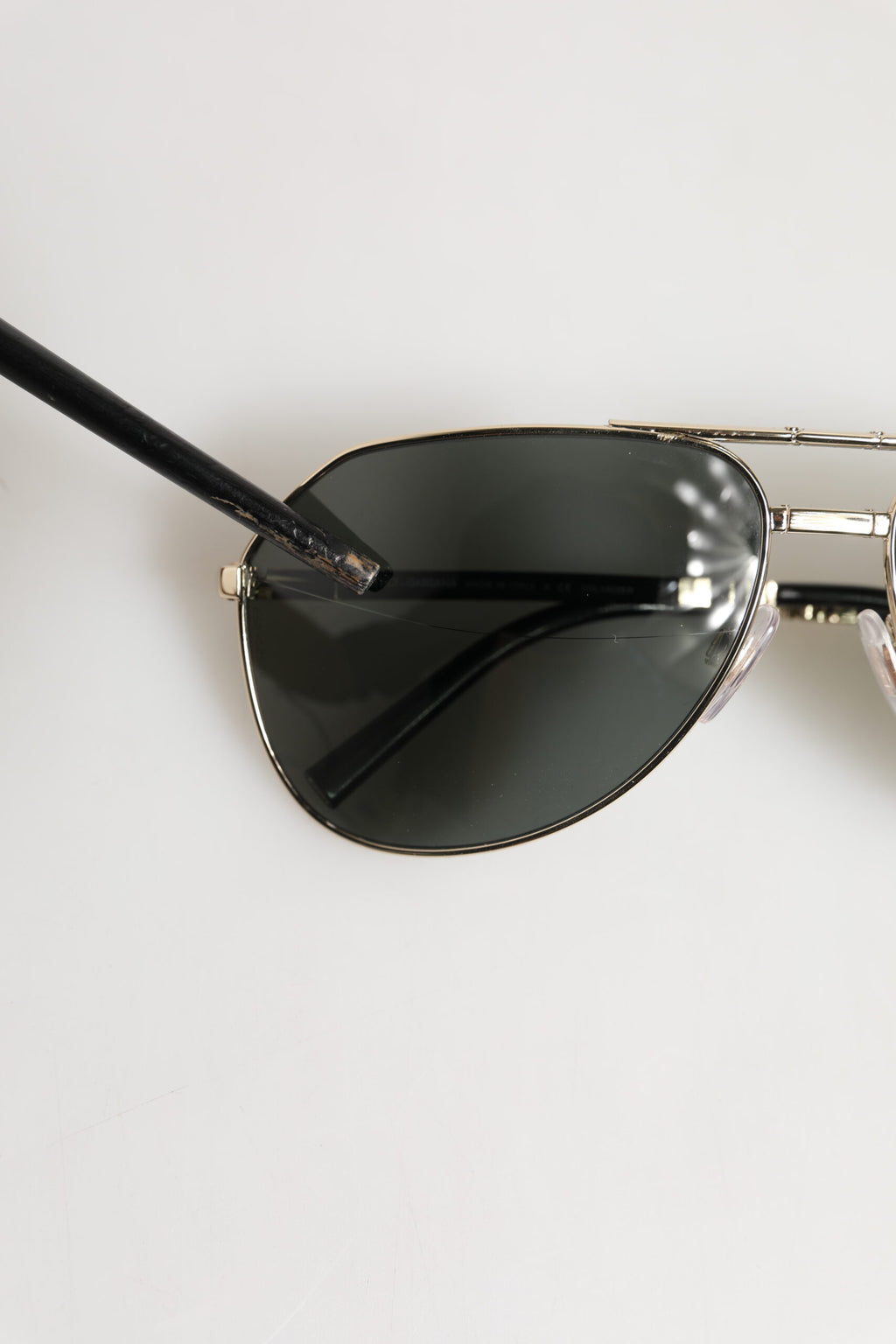 Dolce & Gabbana DG2106K Schwarze Sonnenbrille mit vergoldetem Metallrahmen und polarisierten Gläsern