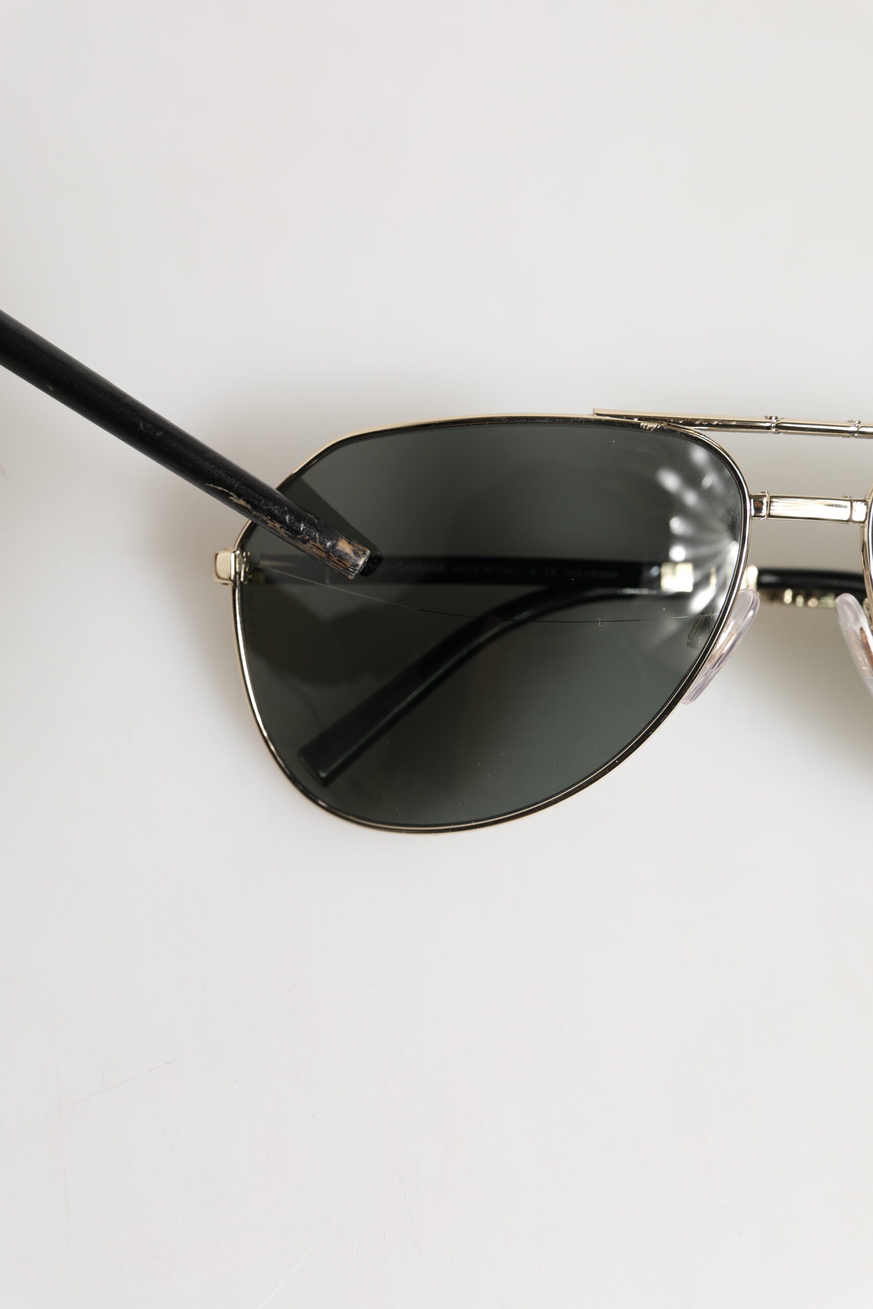Dolce & Gabbana DG2106K Schwarze Sonnenbrille mit vergoldetem Metallrahmen und polarisierten Gläsern