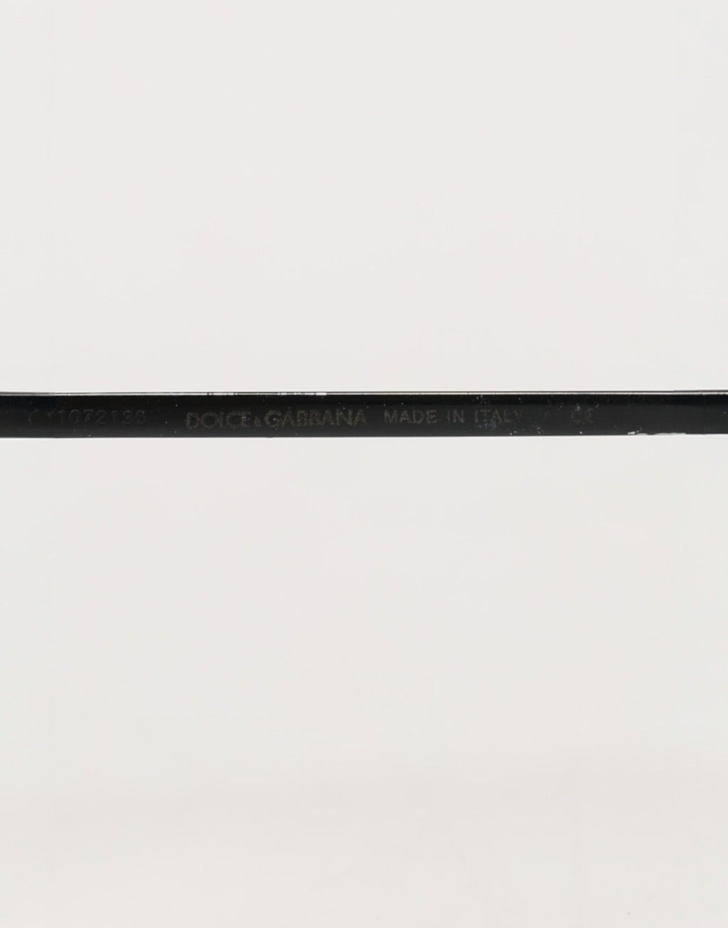 Dolce & Gabbana DG2225 Sonnenbrille mit schwarzer und goldener Spitze und braunen Verlaufsgläsern