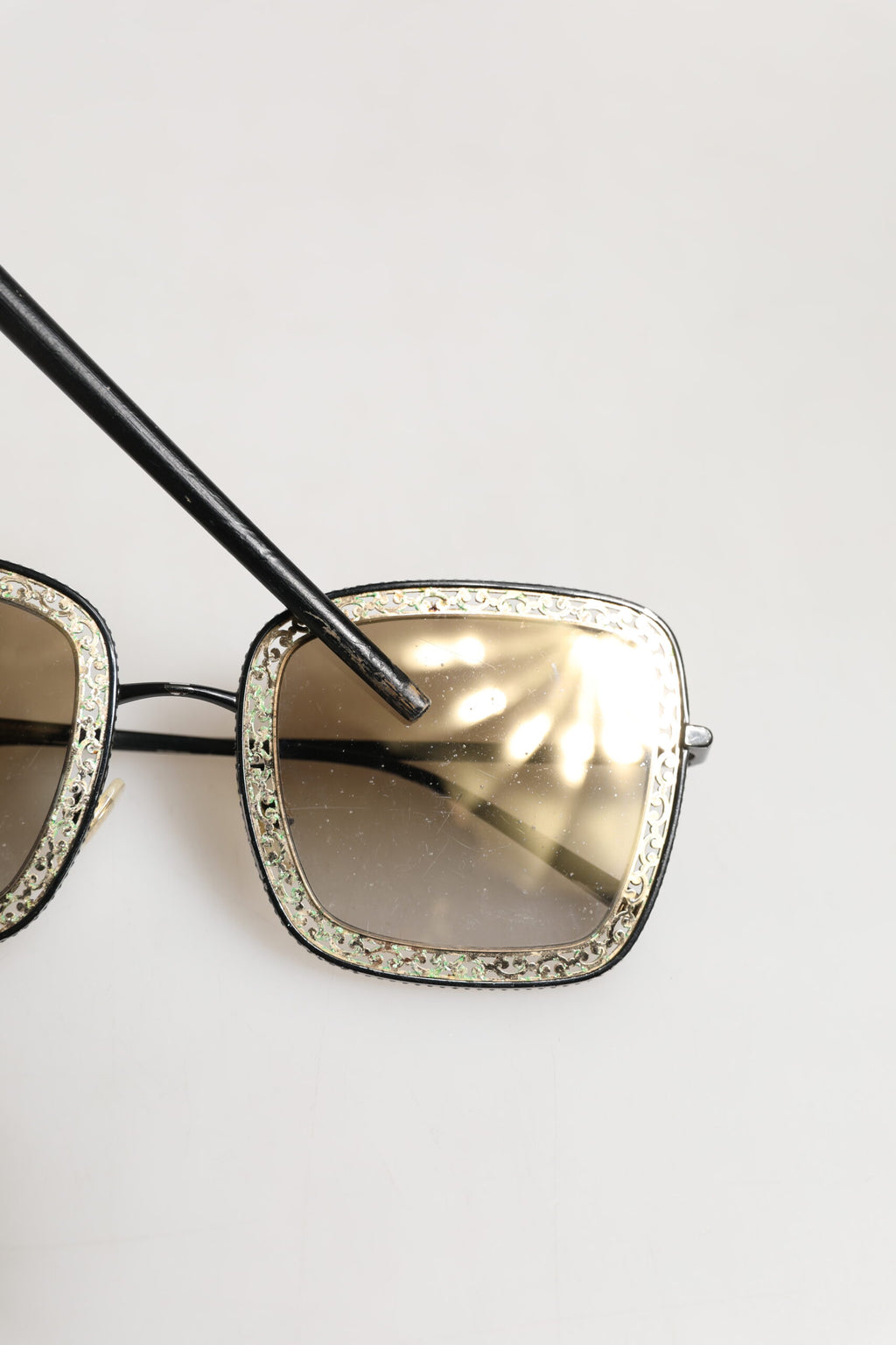 Dolce & Gabbana DG2225 Sonnenbrille mit schwarzer und goldener Spitze und braunen Verlaufsgläsern