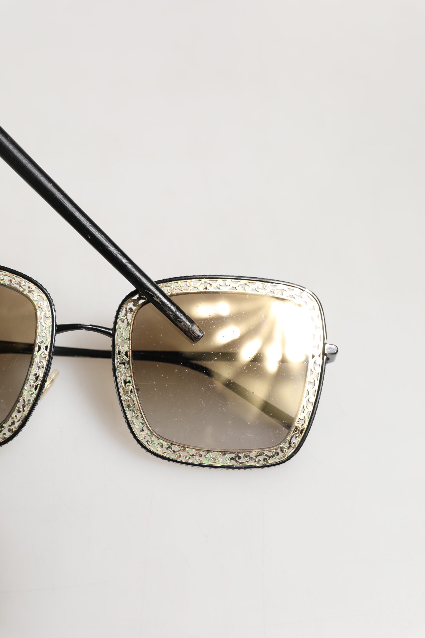 Dolce & Gabbana DG2225 Sonnenbrille mit schwarzer und goldener Spitze und braunen Verlaufsgläsern