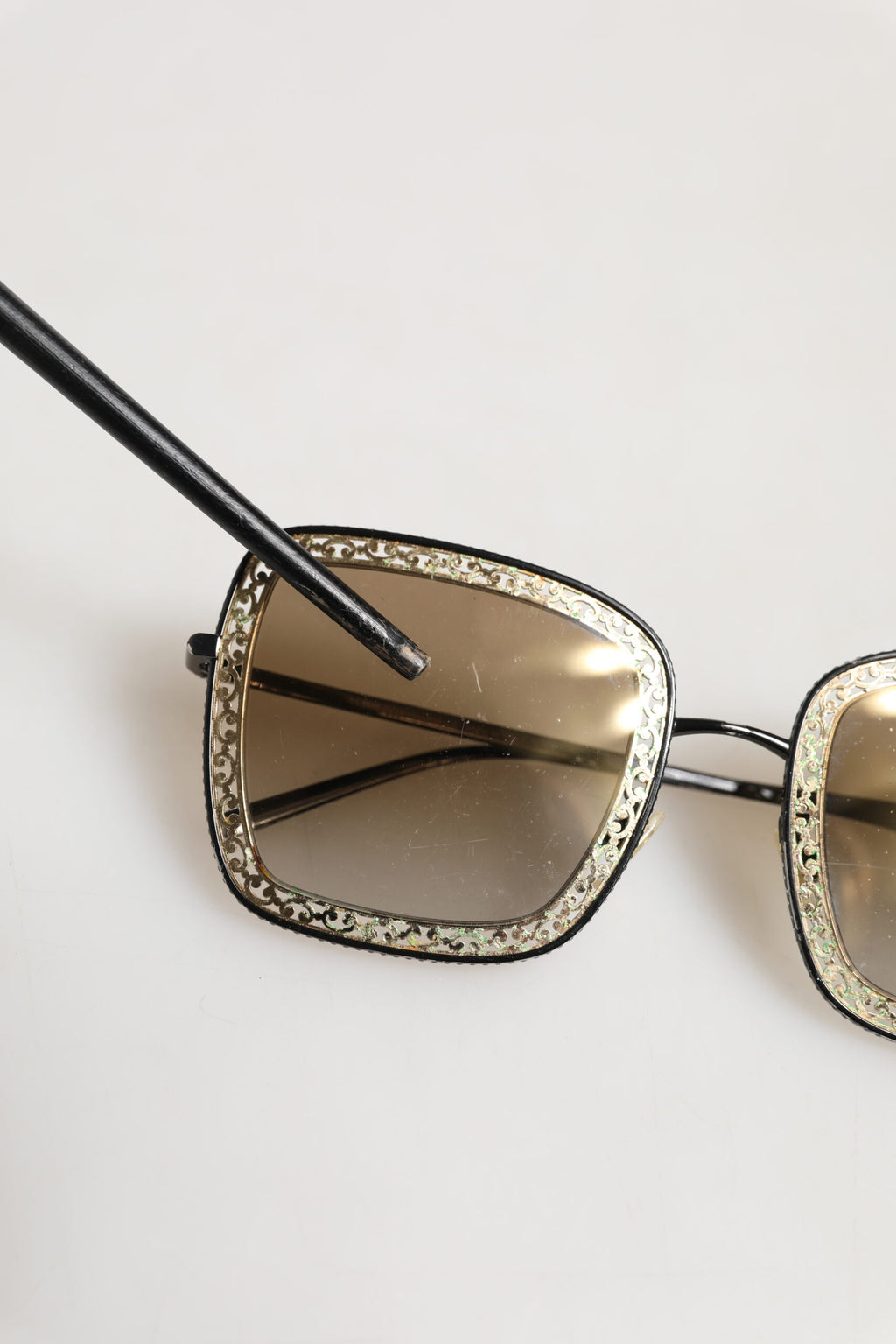 Dolce & Gabbana DG2225 Sonnenbrille mit schwarzer und goldener Spitze und braunen Verlaufsgläsern