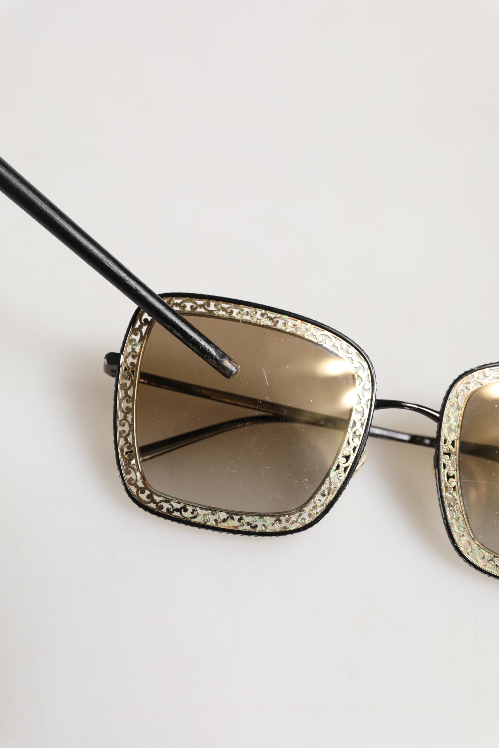 Dolce & Gabbana DG2225 Sonnenbrille mit schwarzer und goldener Spitze und braunen Verlaufsgläsern