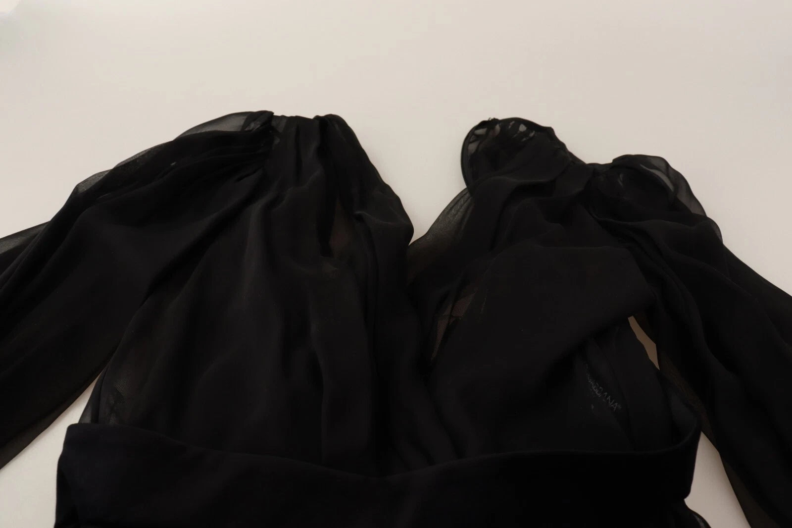 Dolce & Gabbana Schwarzes Seidentüll-Kleid mit langem Arm und V-Ausschnitt