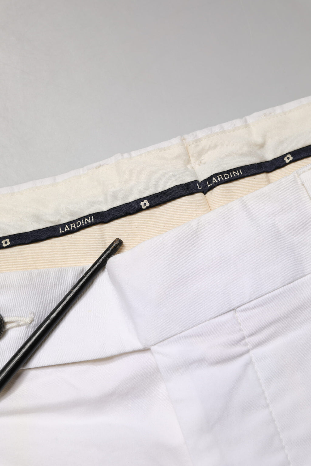 Lardini Weiße Baumwoll-Stretch-Chinos mit schmaler Passform und mittlerer Bundhöhe