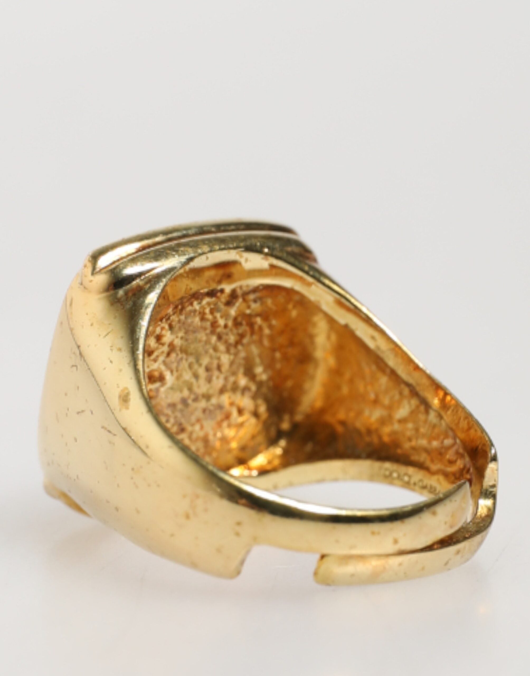 Dolce & Gabbana Ring mit verstellbarem Goldton und schwarzem Emaille-Buchstaben "J"