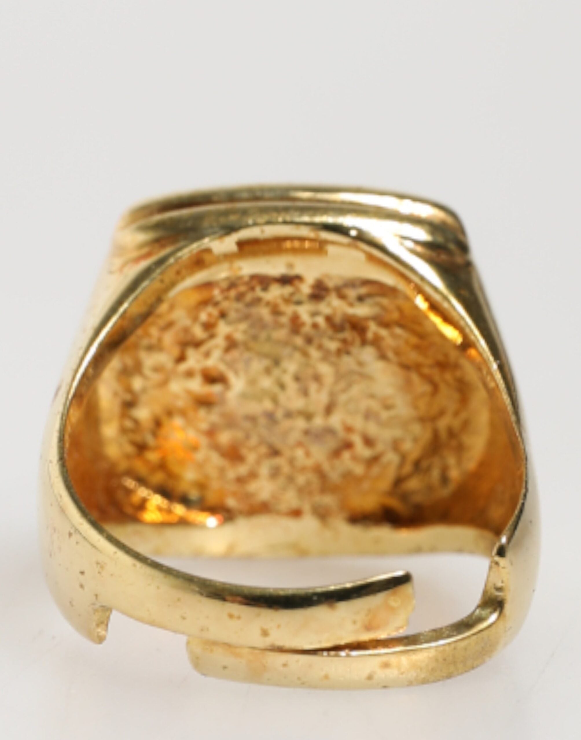 Dolce & Gabbana Ring mit verstellbarem Goldton und schwarzem Emaille-Buchstaben "J"
