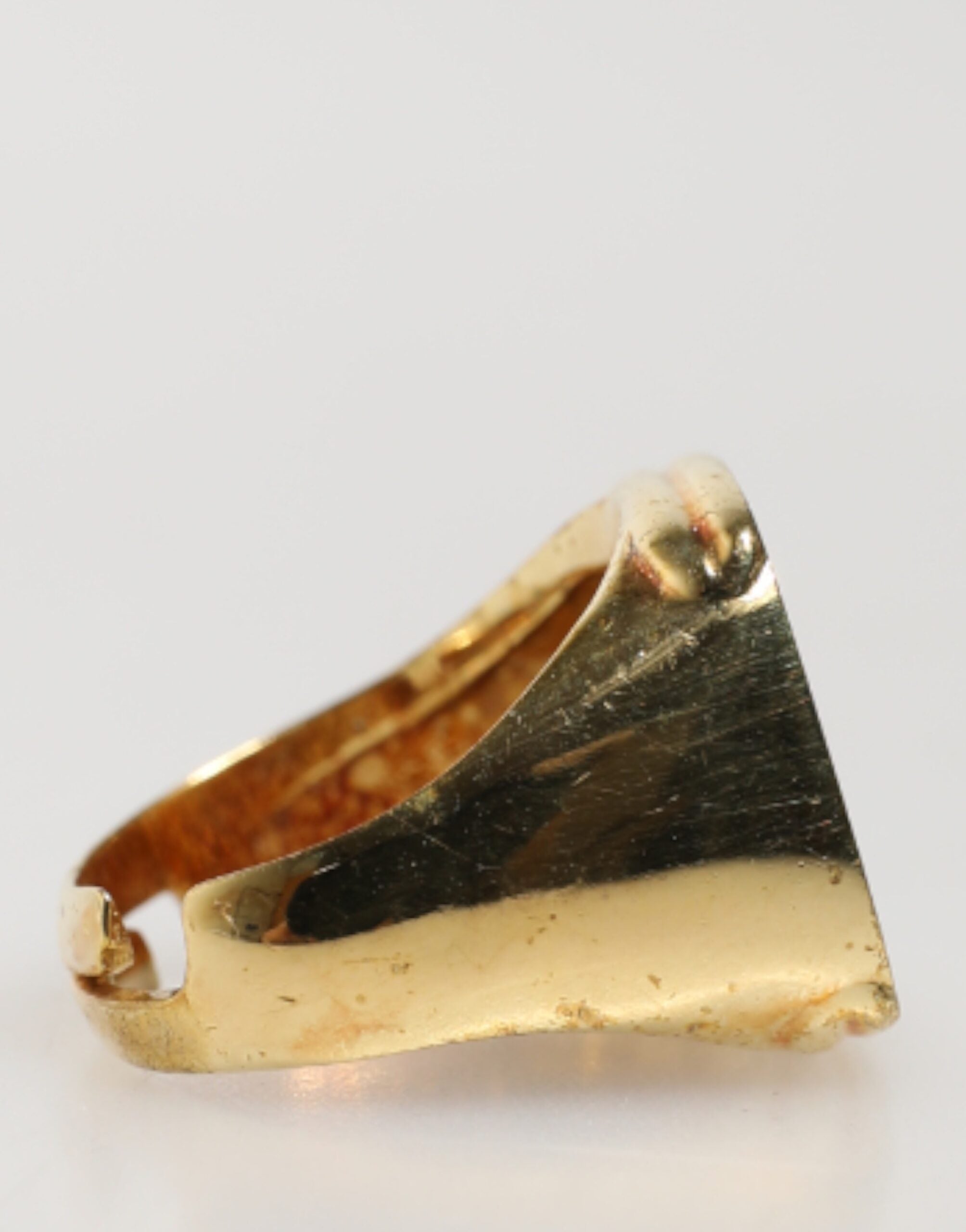 Dolce & Gabbana Ring mit verstellbarem Goldton und schwarzem Emaille-Buchstaben "J"