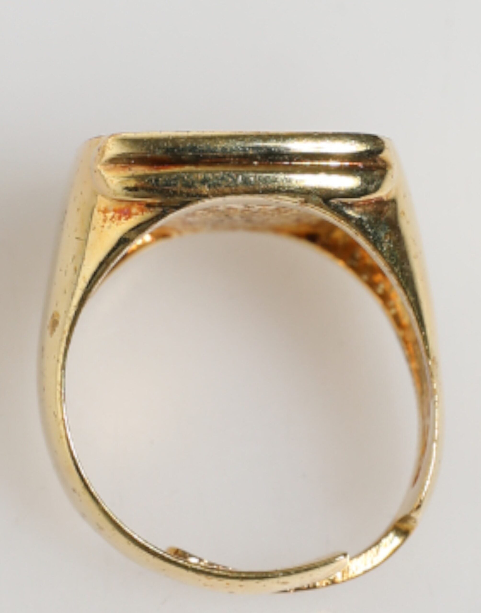 Dolce & Gabbana Ring mit verstellbarem Goldton und schwarzem Emaille-Buchstaben "J"