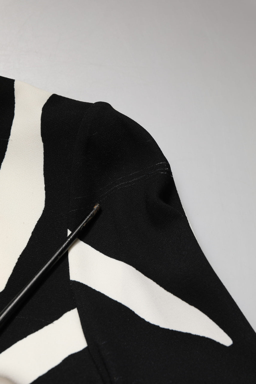 Dolce & Gabbana Schwarzes, weißes Zebra-Viskose-Etui-Midikleid