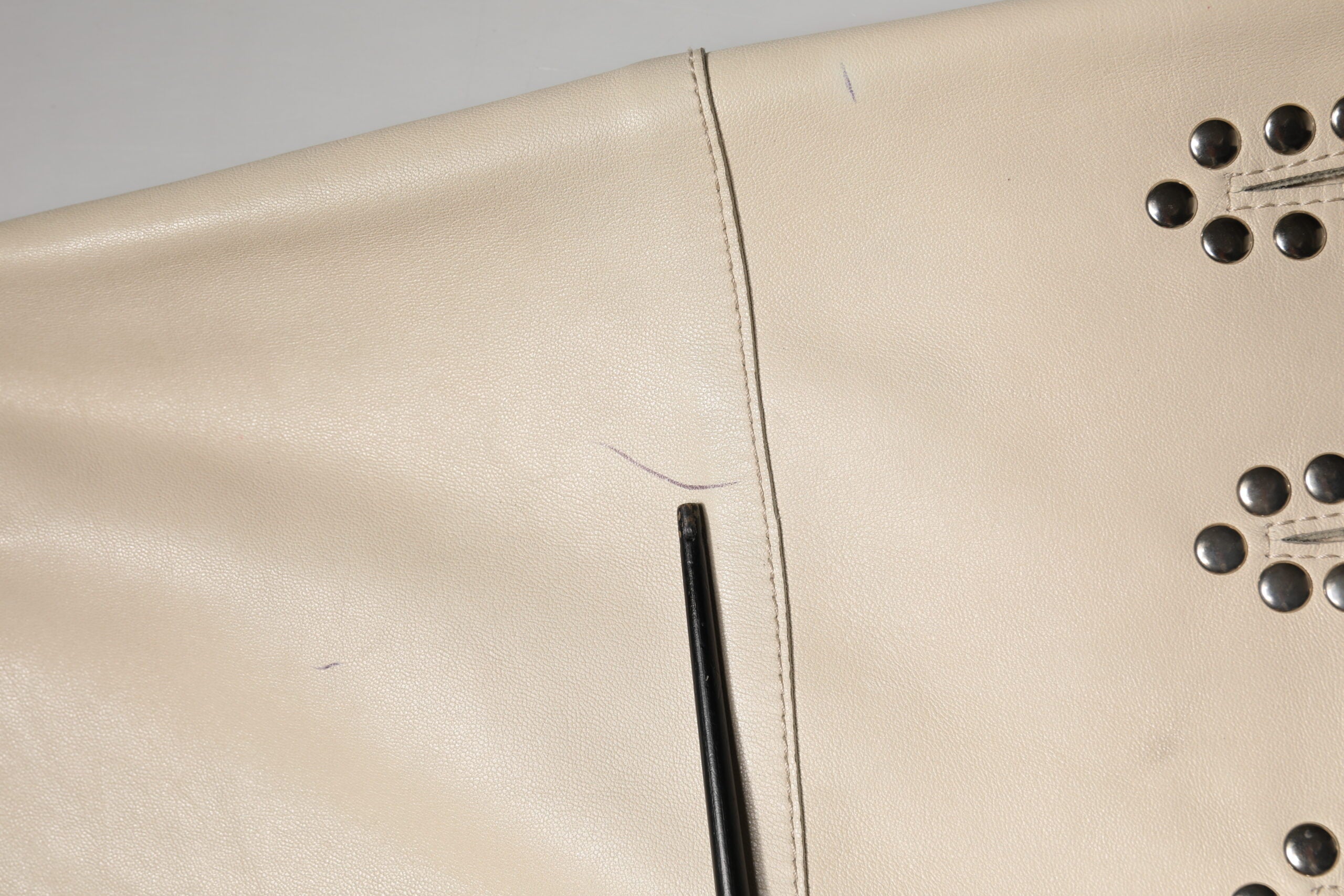 Dolce & Gabbana Beiger Lederrock mit Nieten und mittlerer Taille