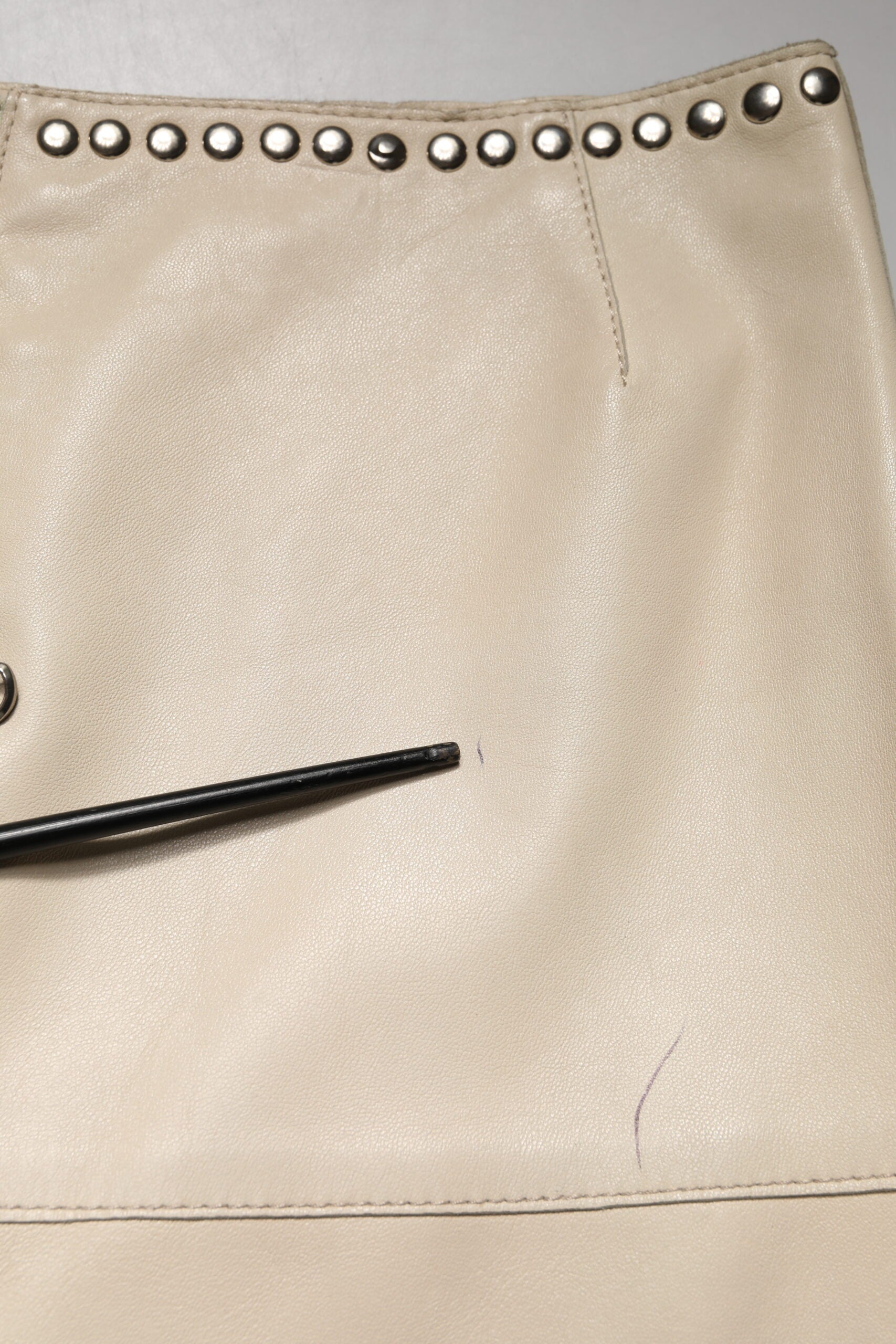 Dolce & Gabbana Beiger Lederrock mit Nieten und mittlerer Taille