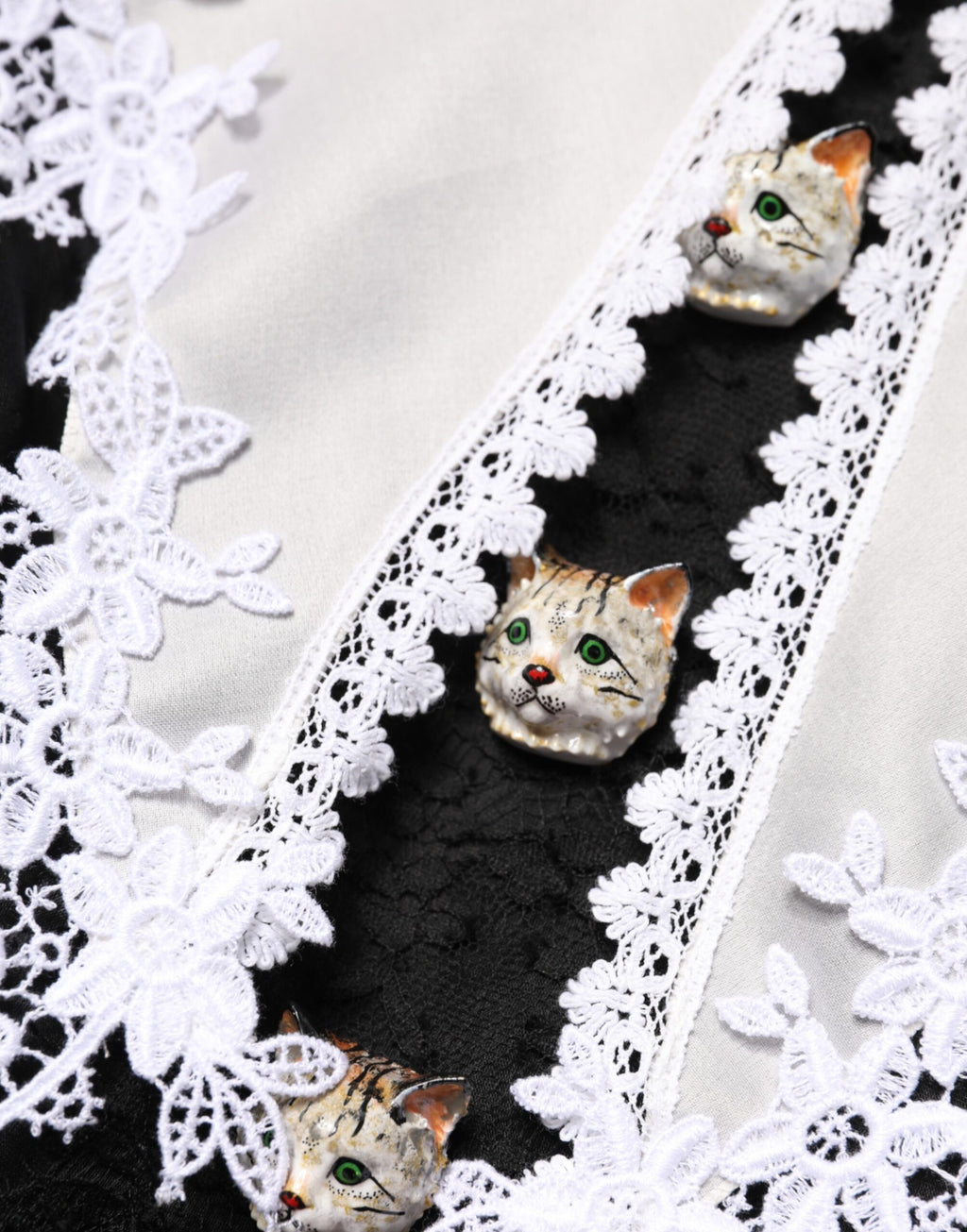 Dolce & Gabbana Schwarz-weißes Midi-Kleid aus Seiden-Makramee-Spitze