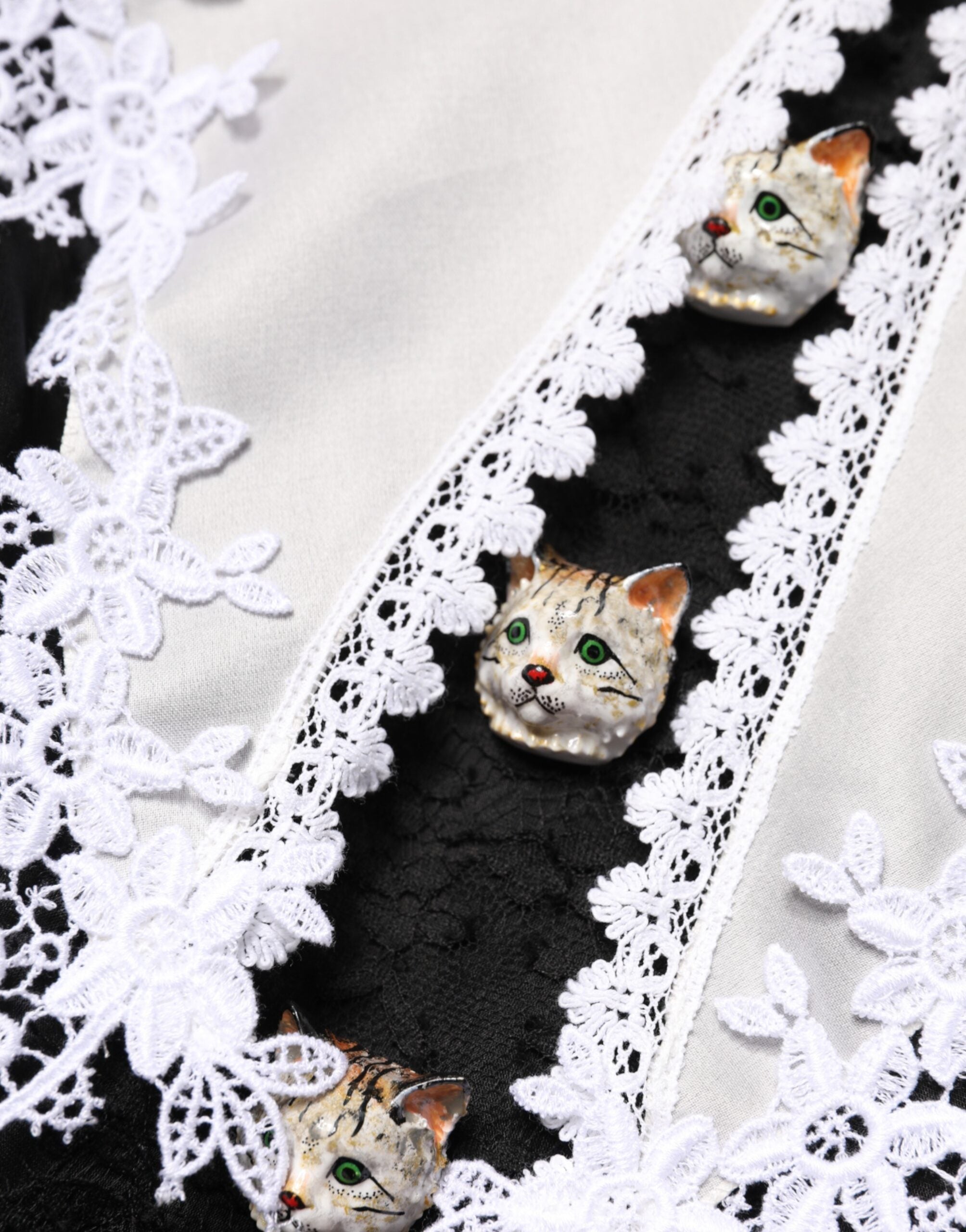 Dolce & Gabbana Schwarz-weißes Midi-Kleid aus Seiden-Makramee-Spitze