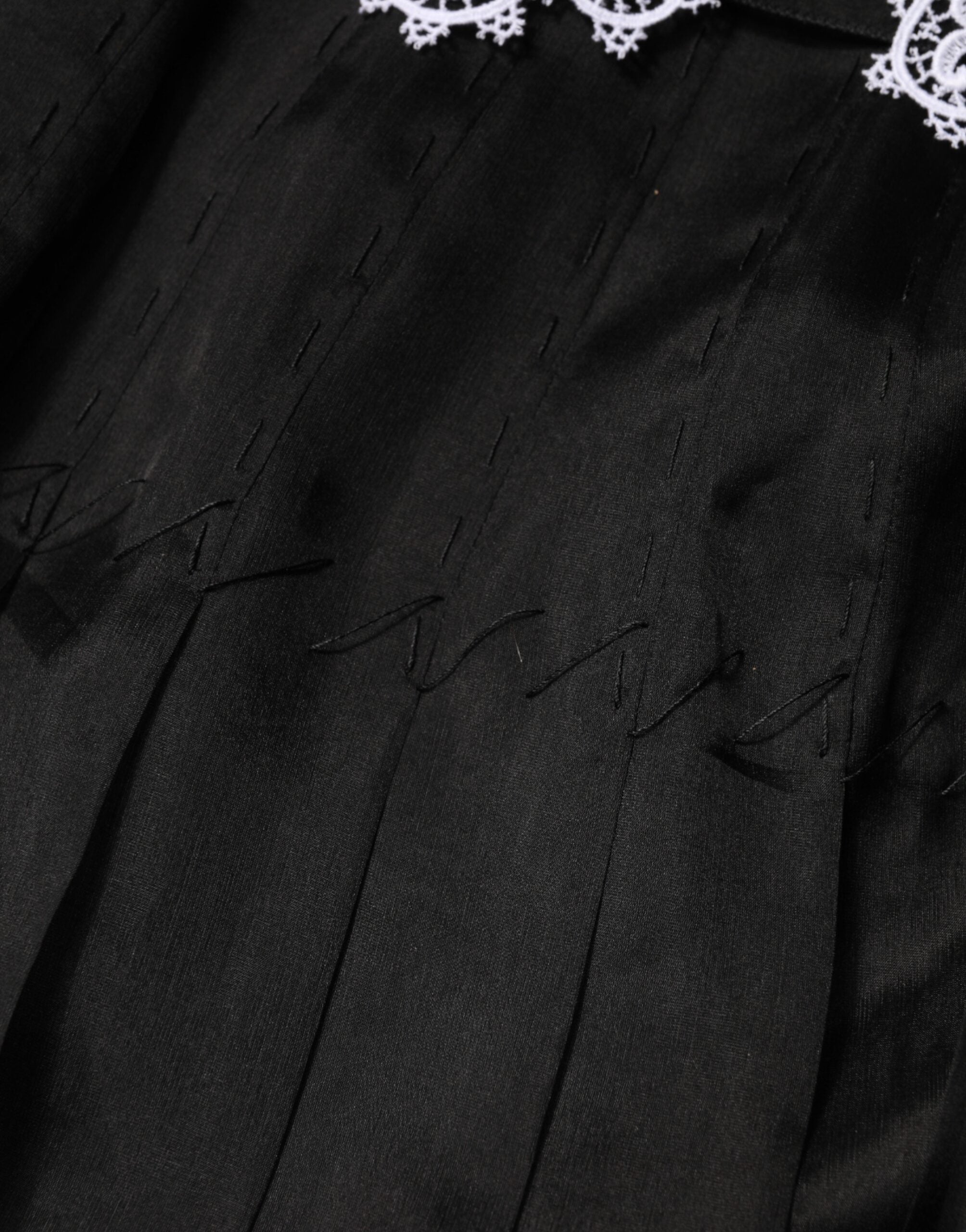 Dolce & Gabbana Schwarz-weißes Midi-Kleid aus Seiden-Makramee-Spitze
